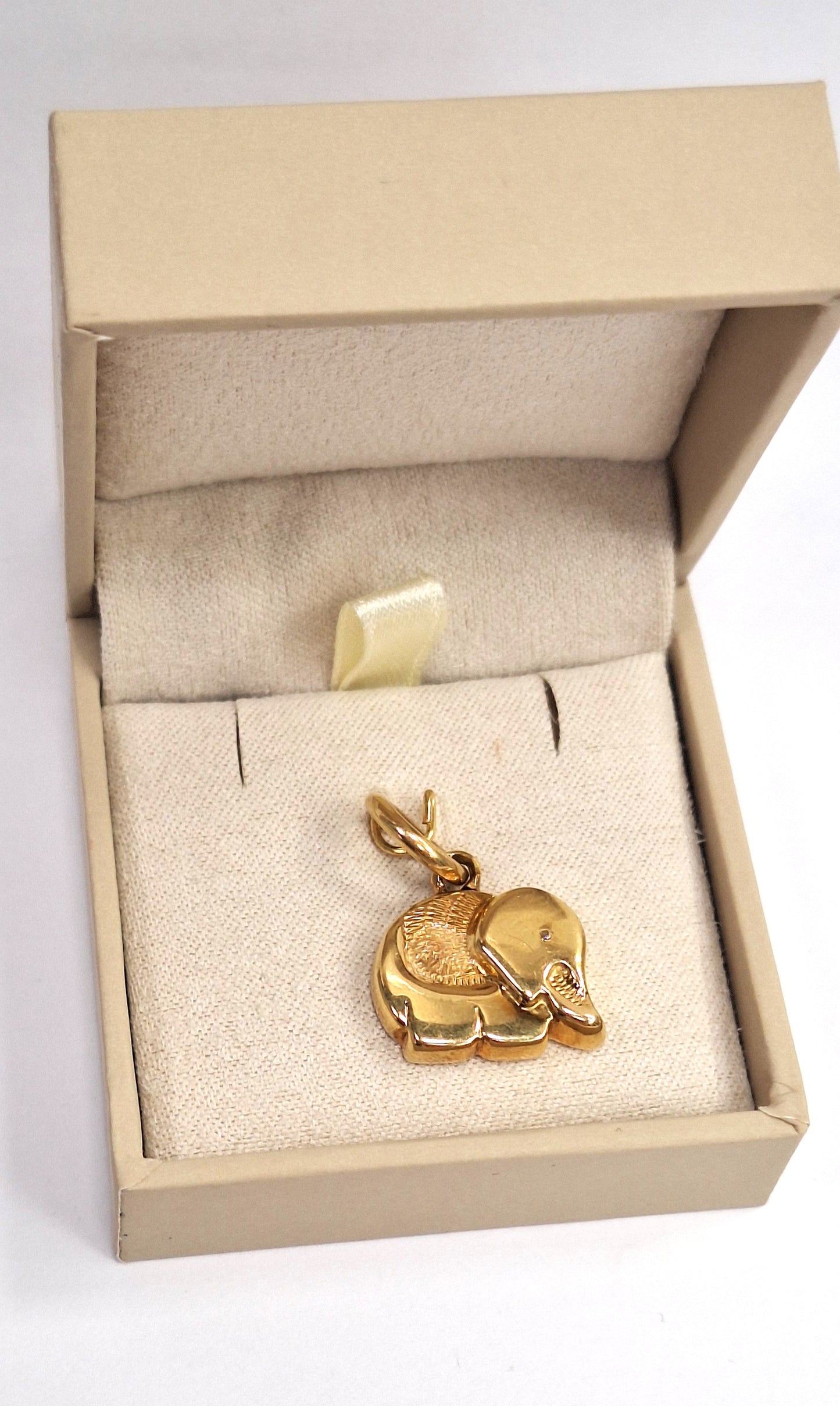 Pendentif éléphant en or jaune 18 carats