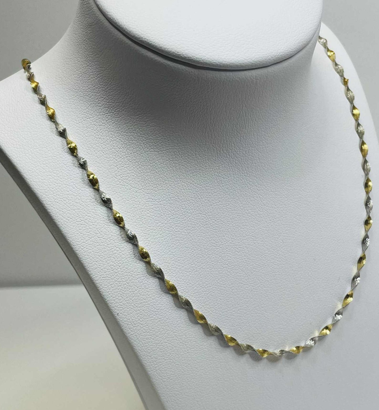 Collier Ras du Cou en Or 18K 3.12 Grs