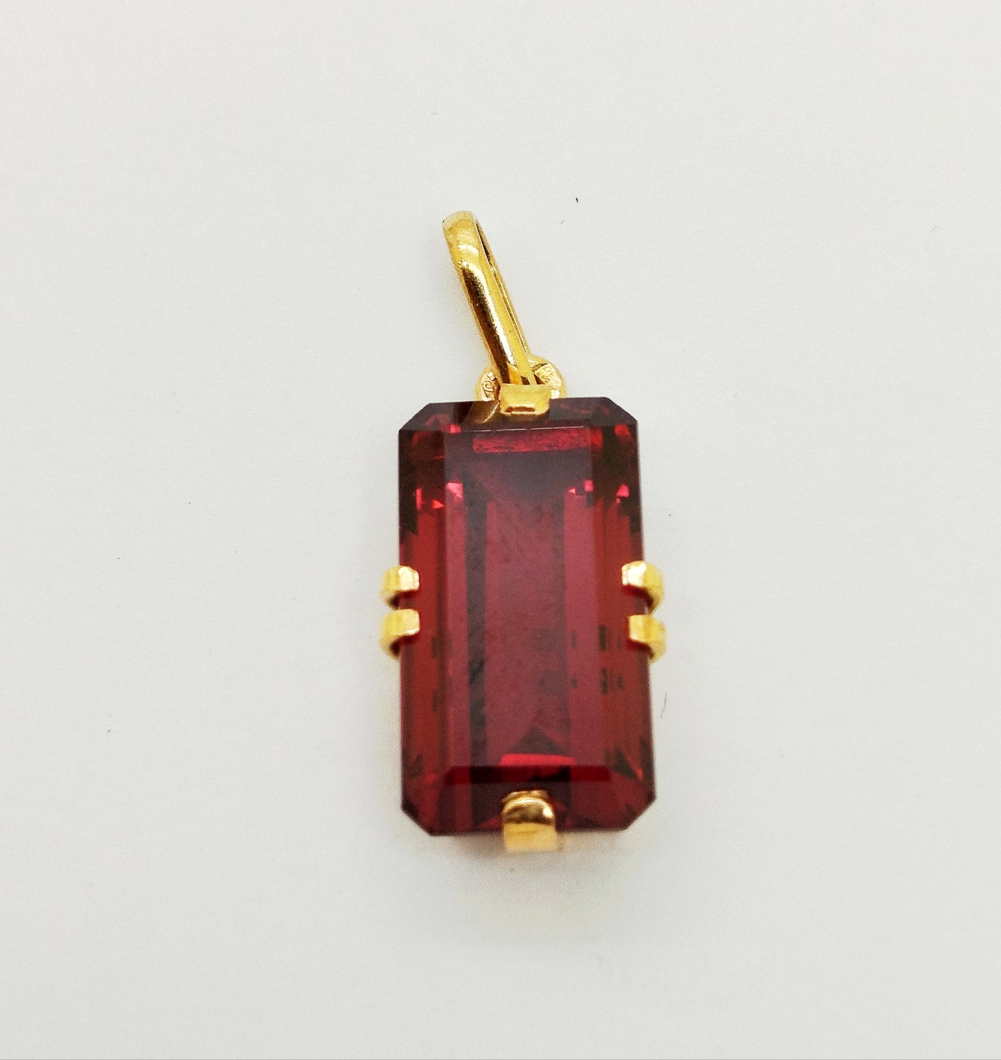 Pendentif en grenat et or jaune 18K 3.83