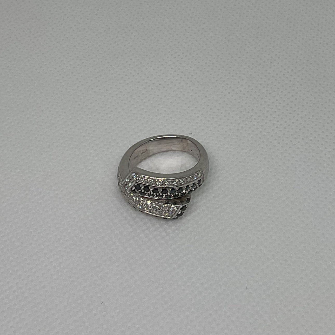 Bague Or Blanc 18K avec Diamants Noirs/Blancs