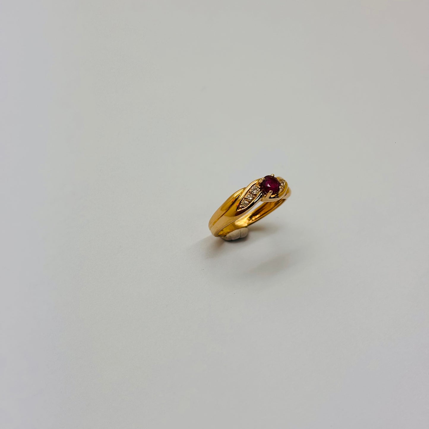 Bague en or jaune 18 carats avec rubis et diamants - T 50.5