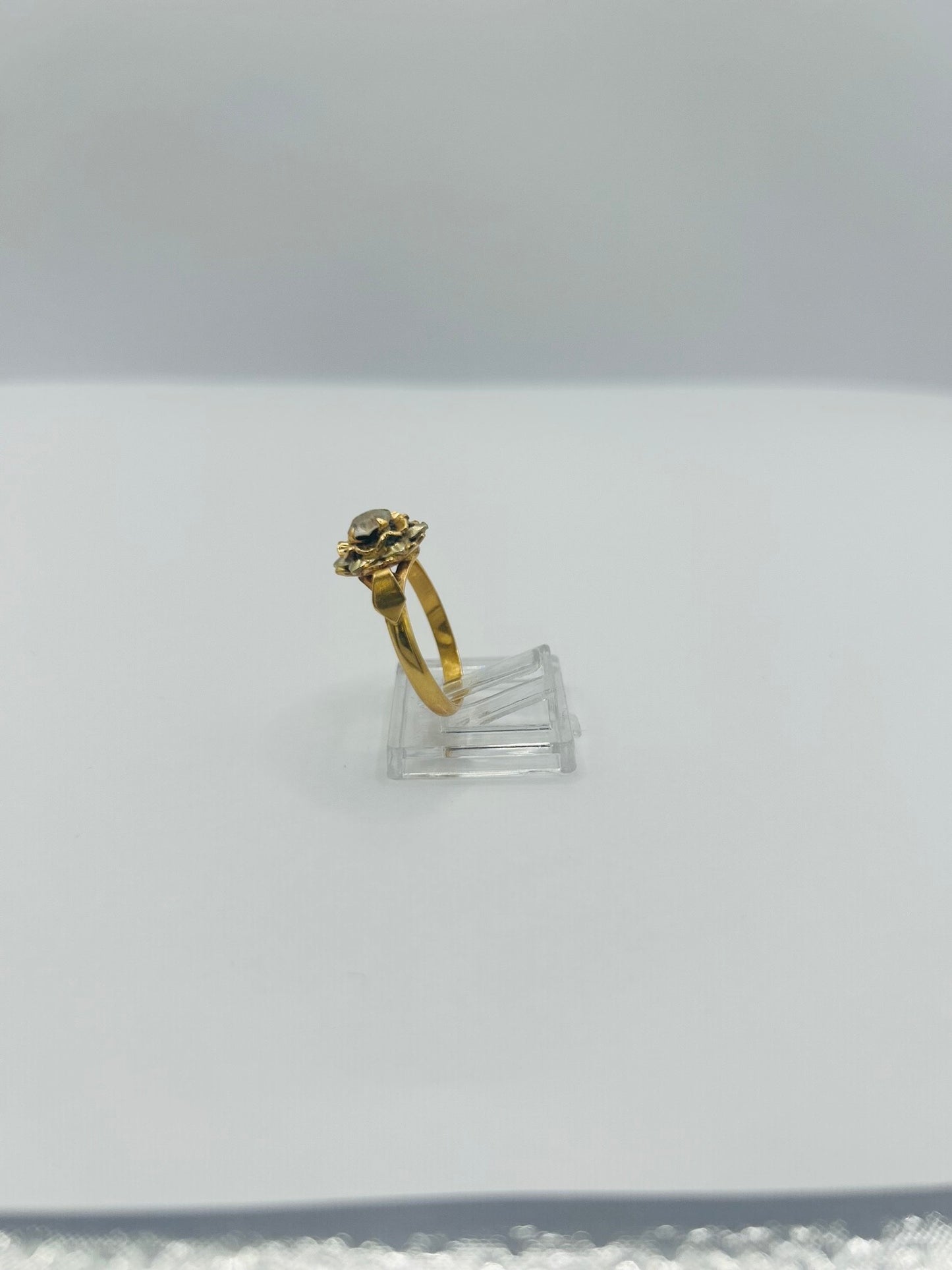 Bague en or jaune avec pierre centrale oxyde de zirconium
