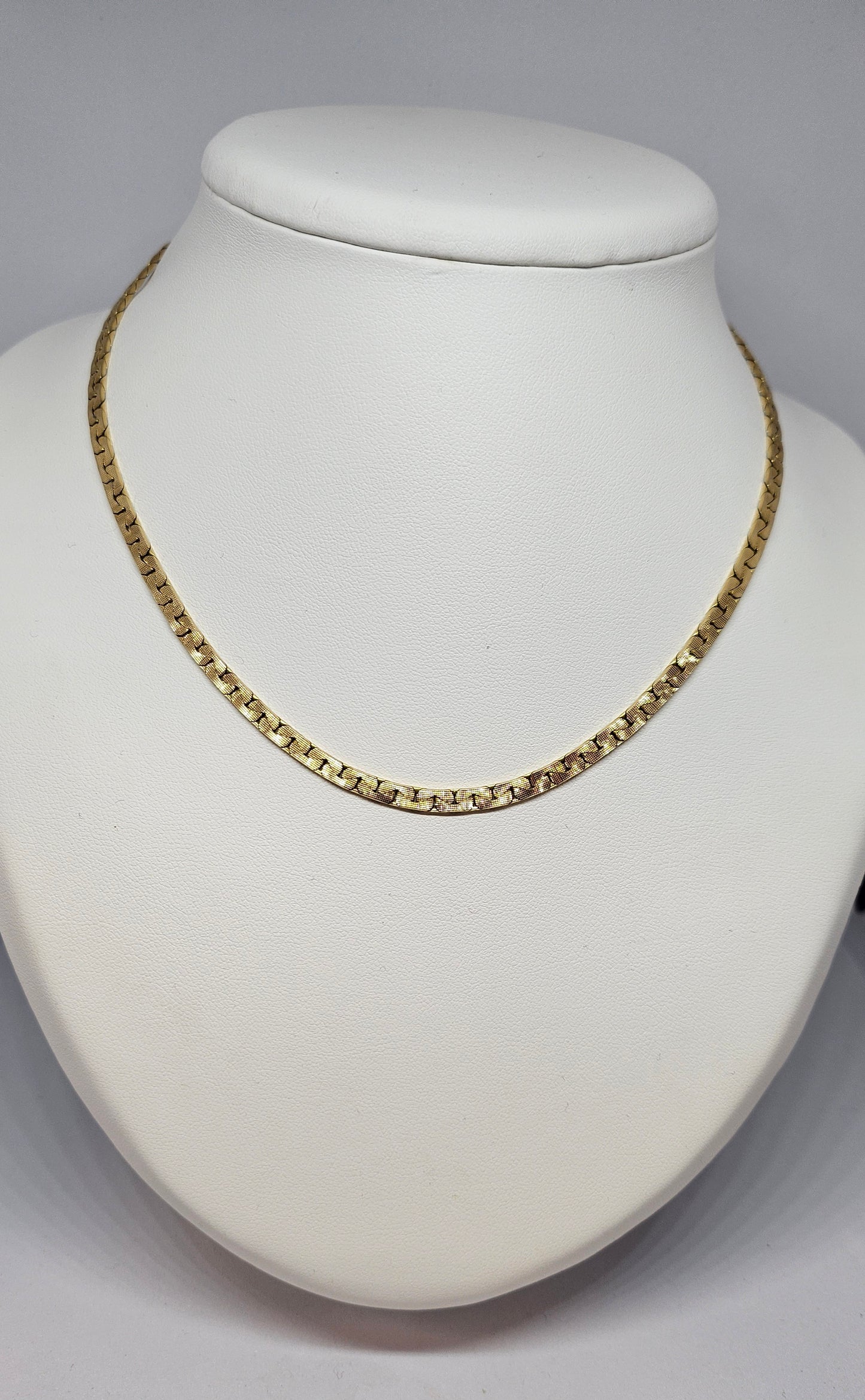 Collier Ras du Cou en Or Jaune 18k Haricot Plat