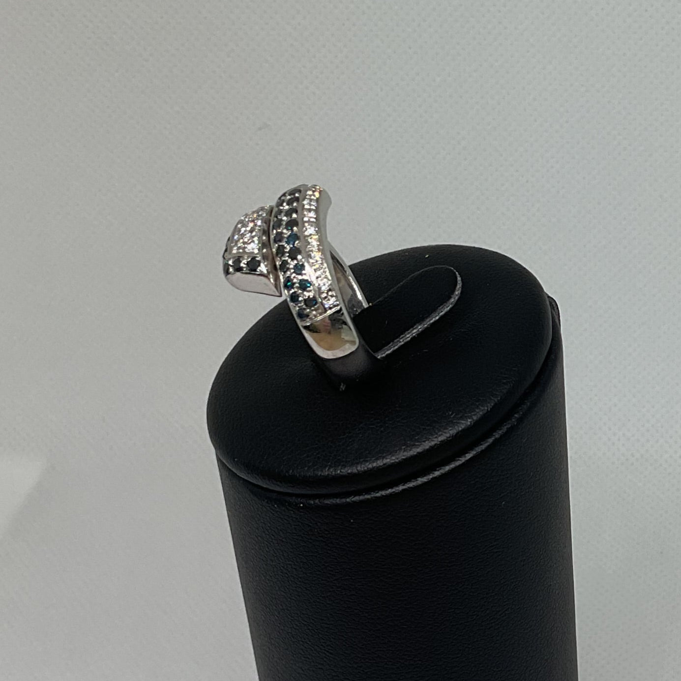 Bague Or Blanc 18K avec Diamants Noirs/Blancs