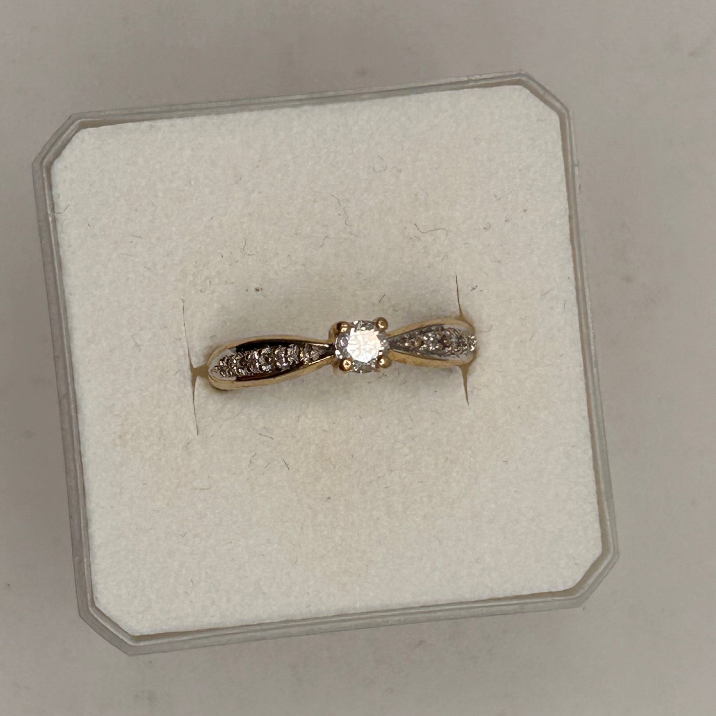 Solitaire Diamant Or Jaune 18K avec Pavage de Brillants