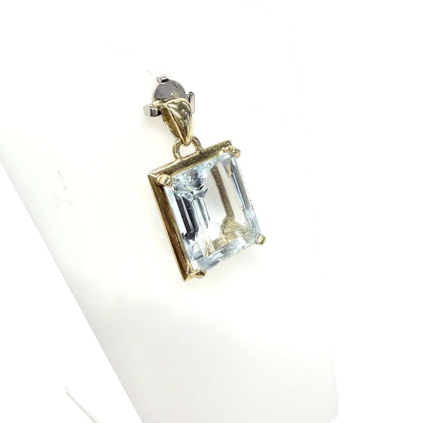 Pendentif en or jaune 18k avec Aigue-Marine