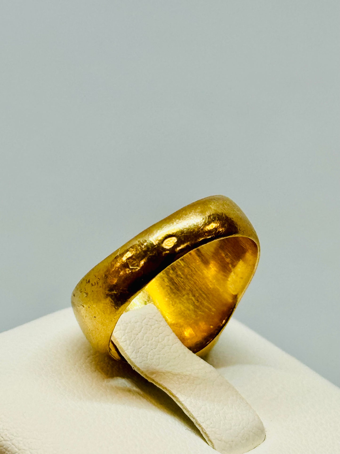 Chevalière en Or Jaune 18K avec pierre verte