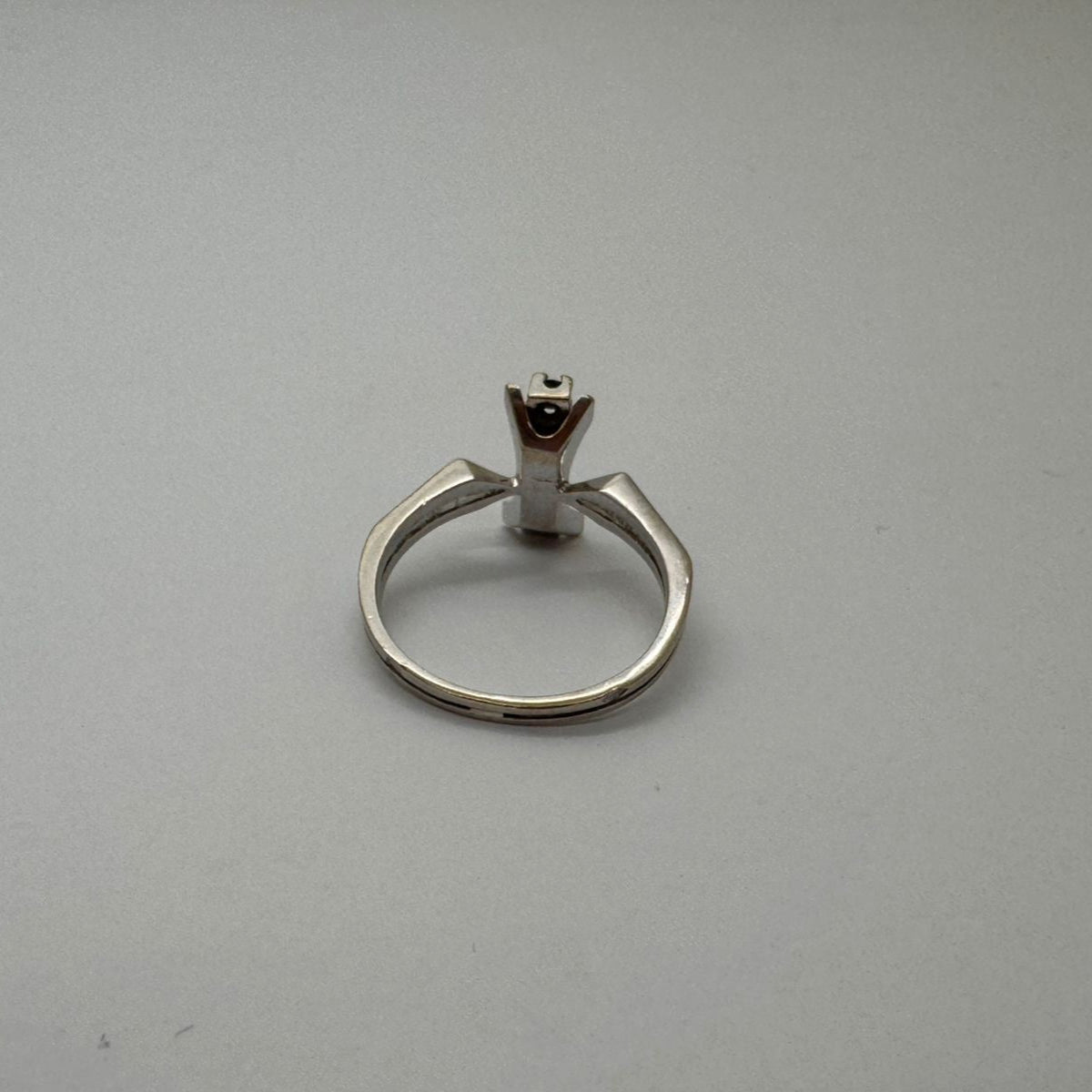 Bague en or blanc 18 carats avec zirconium et saphir – T 50,5