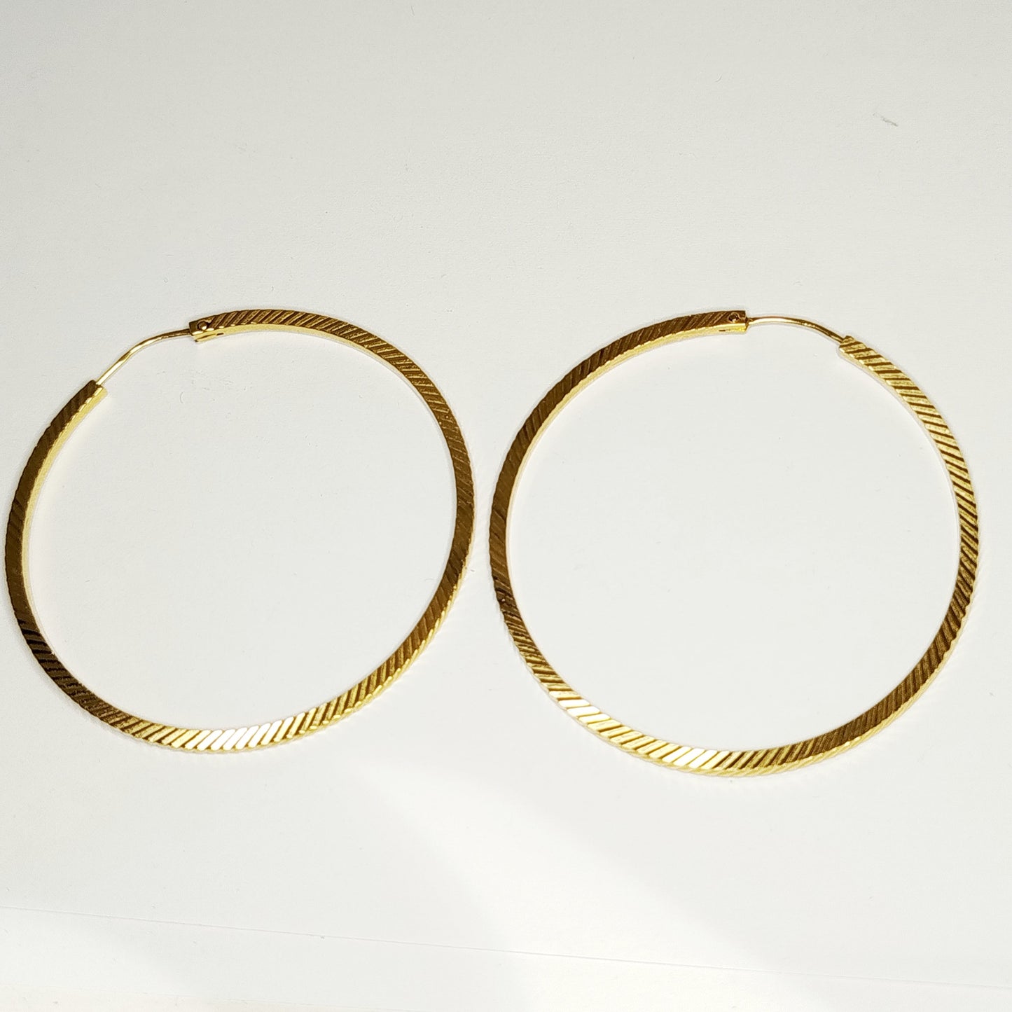 Boucles d'oreilles créoles en or jaune 18K 7.29 Grs