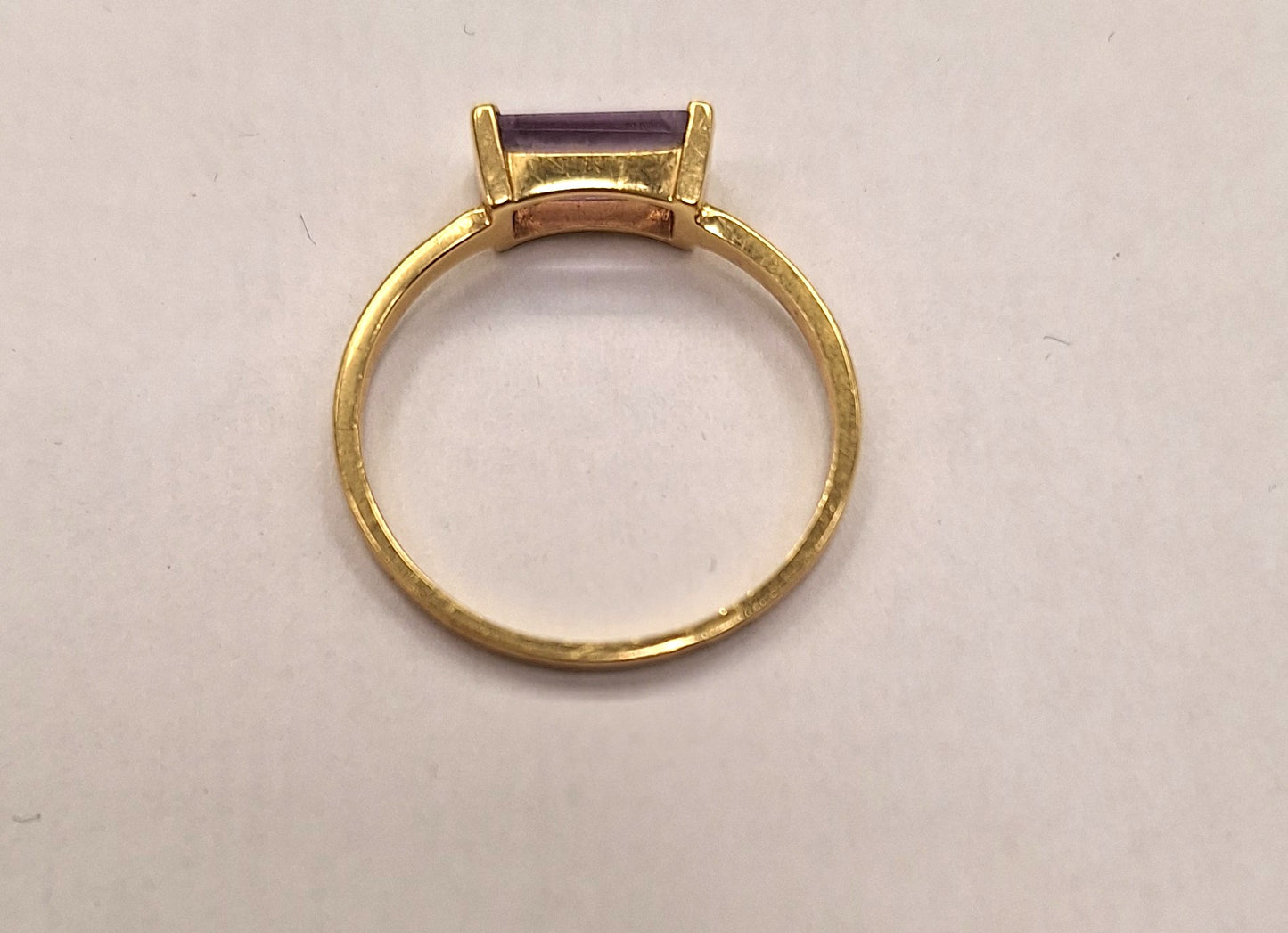 Bague en or jaune 18k avec améthyste naturelle