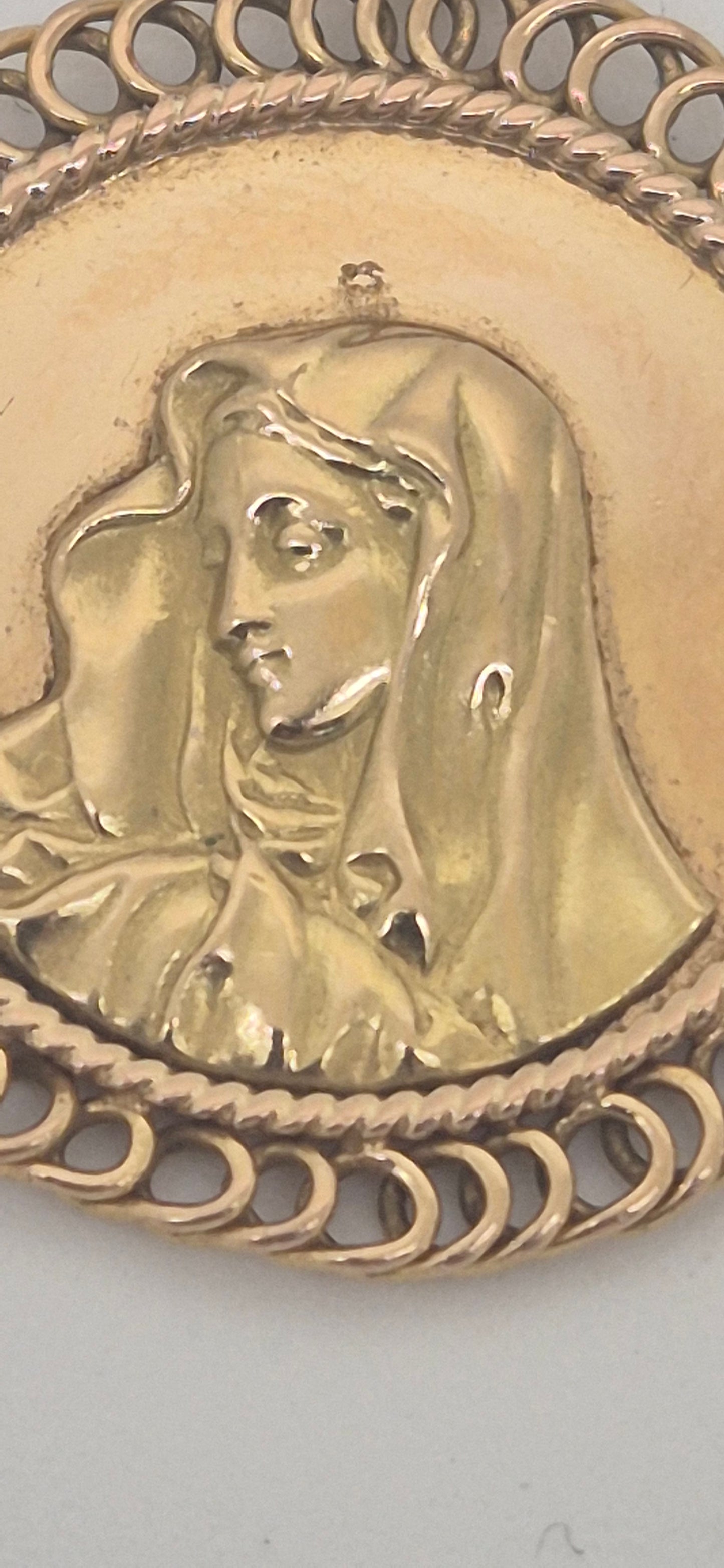 Pendentif Médaille Vierge en Or Jaune 18k 3.97grs