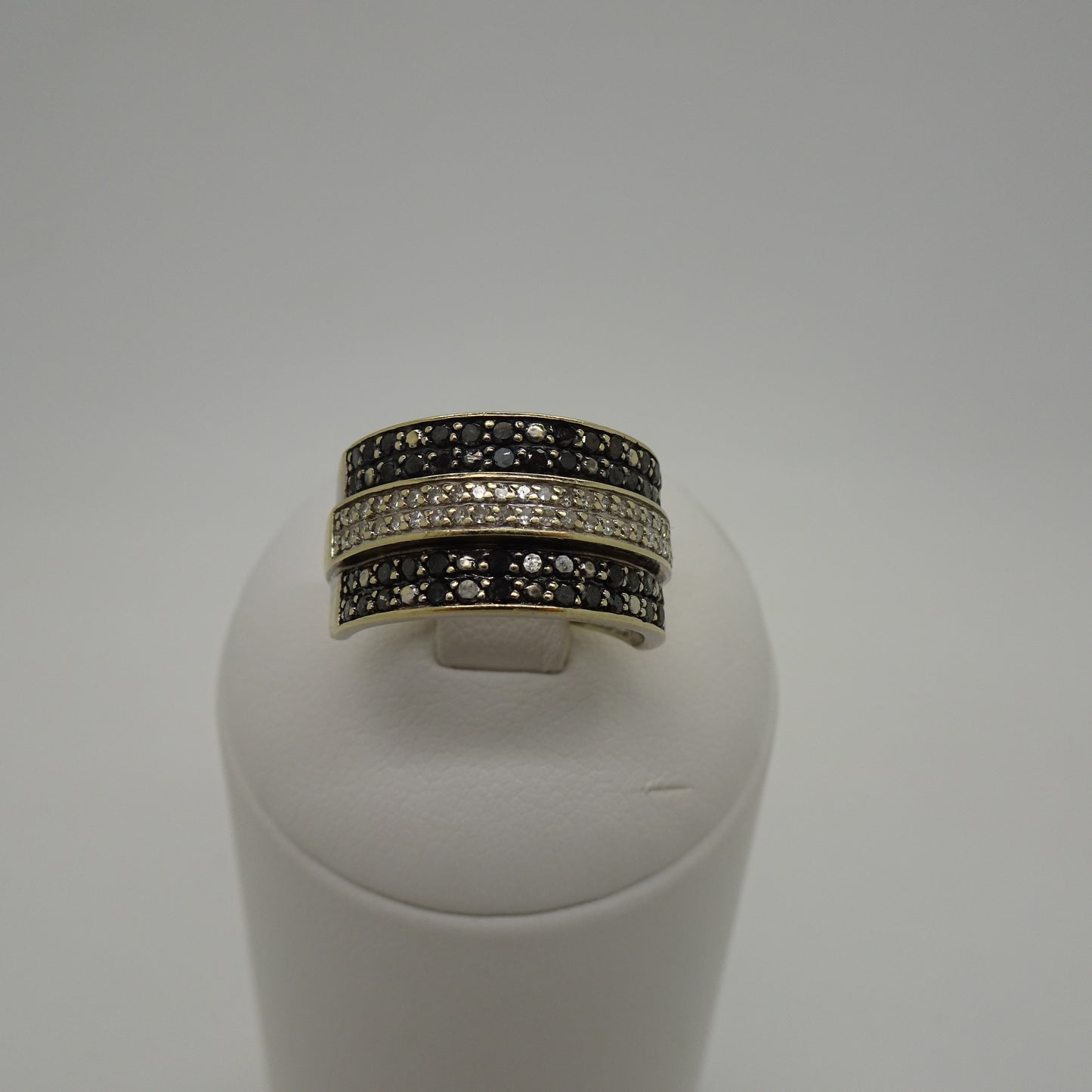 Bague en Or Gris 18K avec Pavage de Diamants