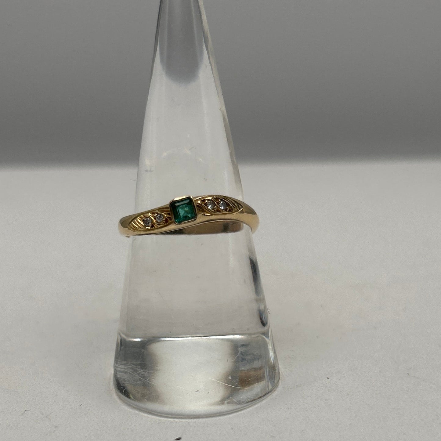 Bague émeraude et diamants en Or 18K T.55