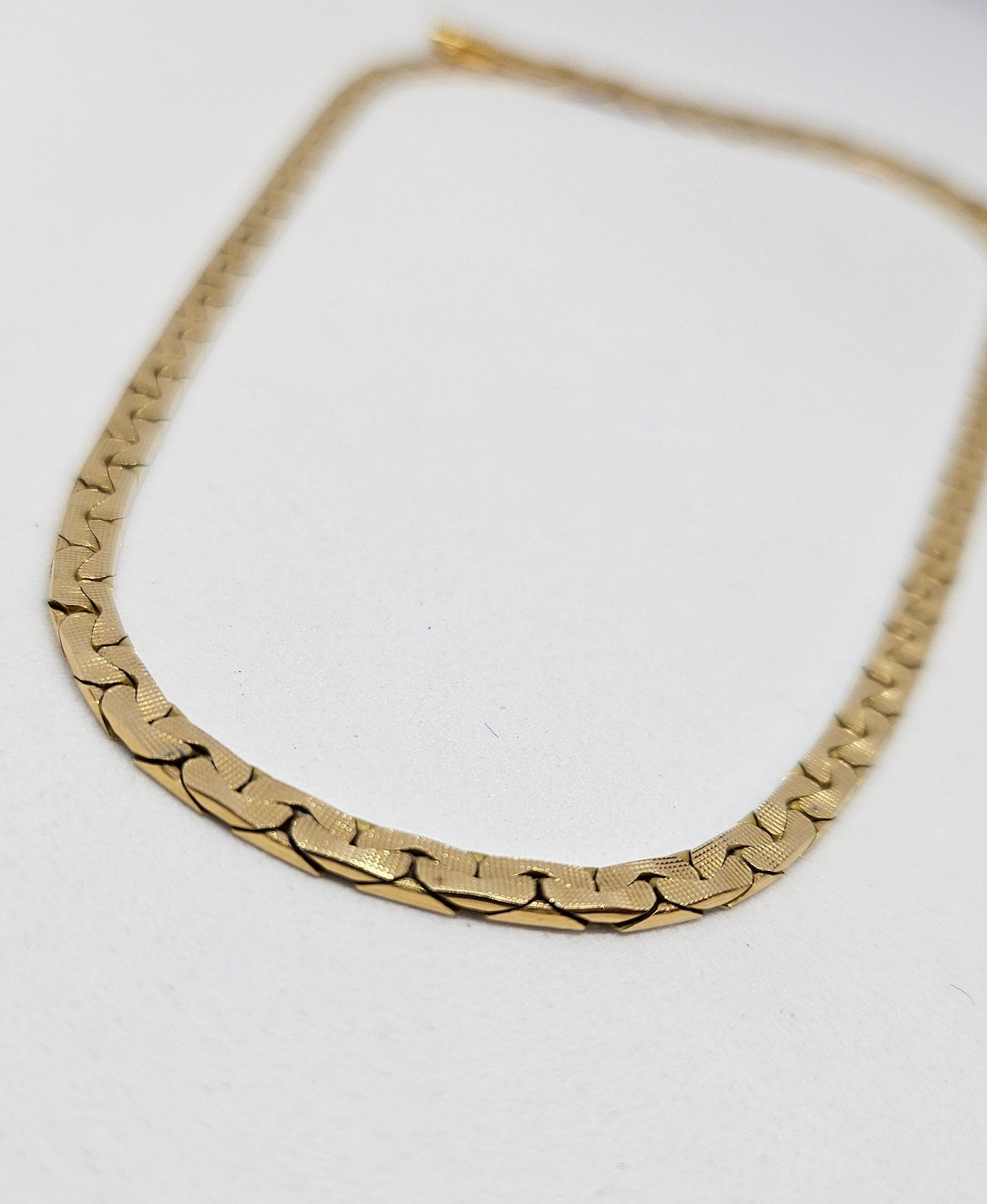 Collier Ras du Cou en Or Jaune 18k Haricot Plat