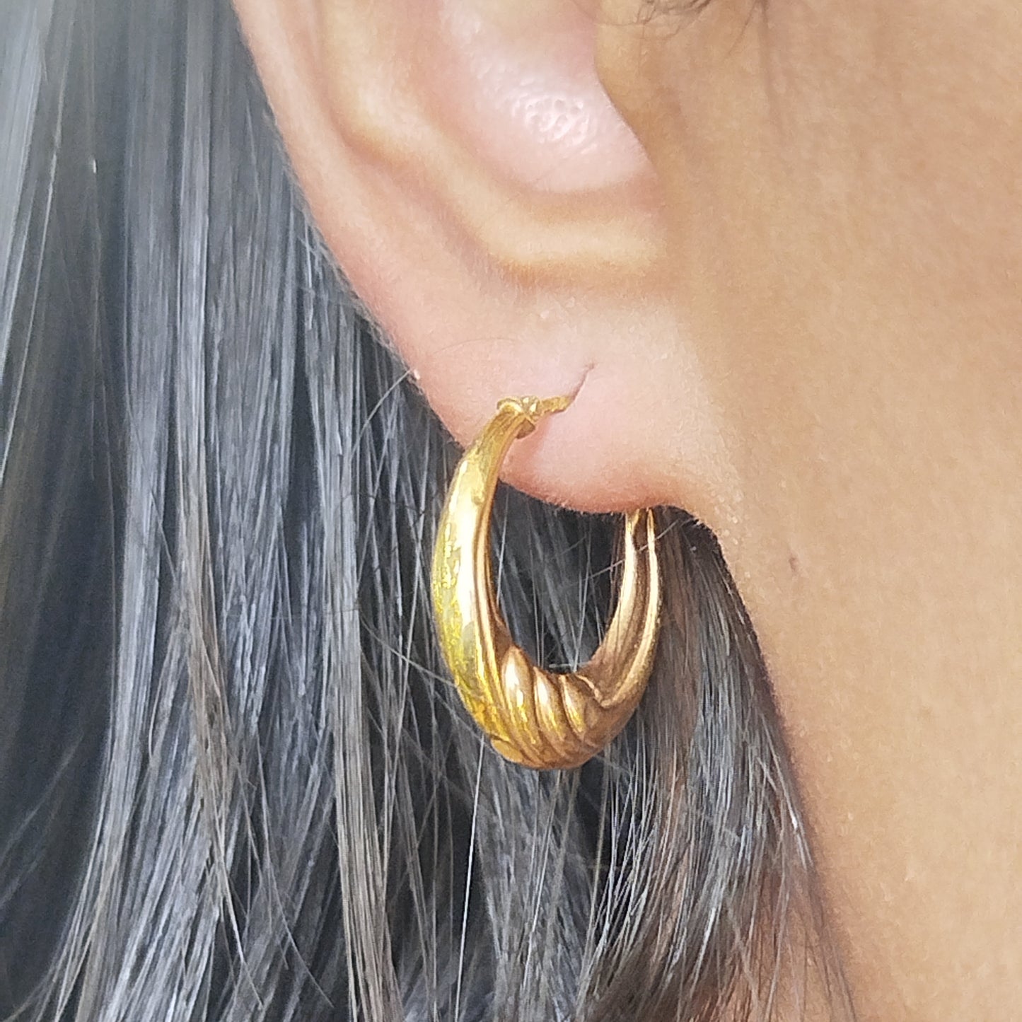 Boucles d'oreilles créoles en or jaune 18K 1.34 Grs