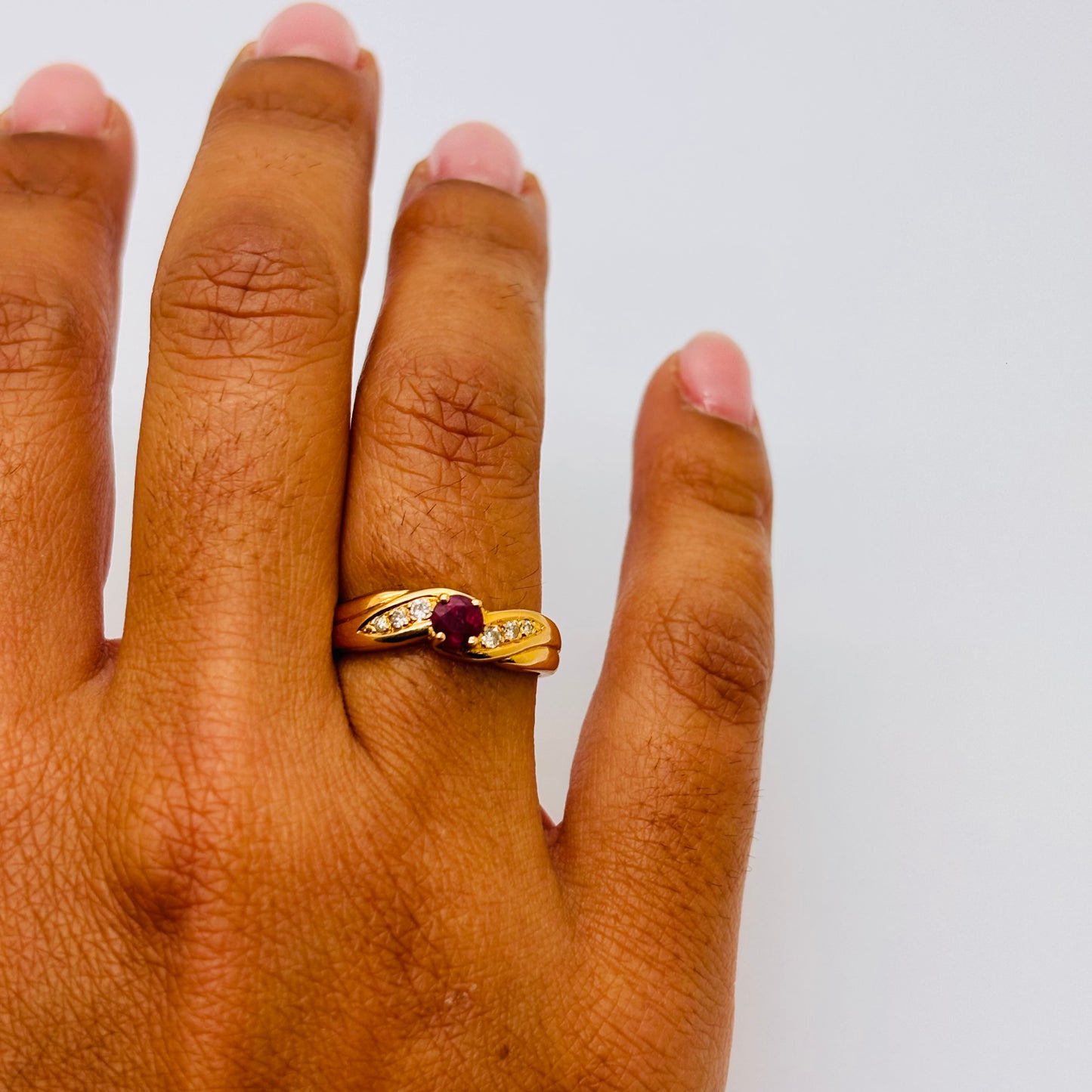 Bague en or jaune 18 carats avec rubis et diamants - T 50.5
