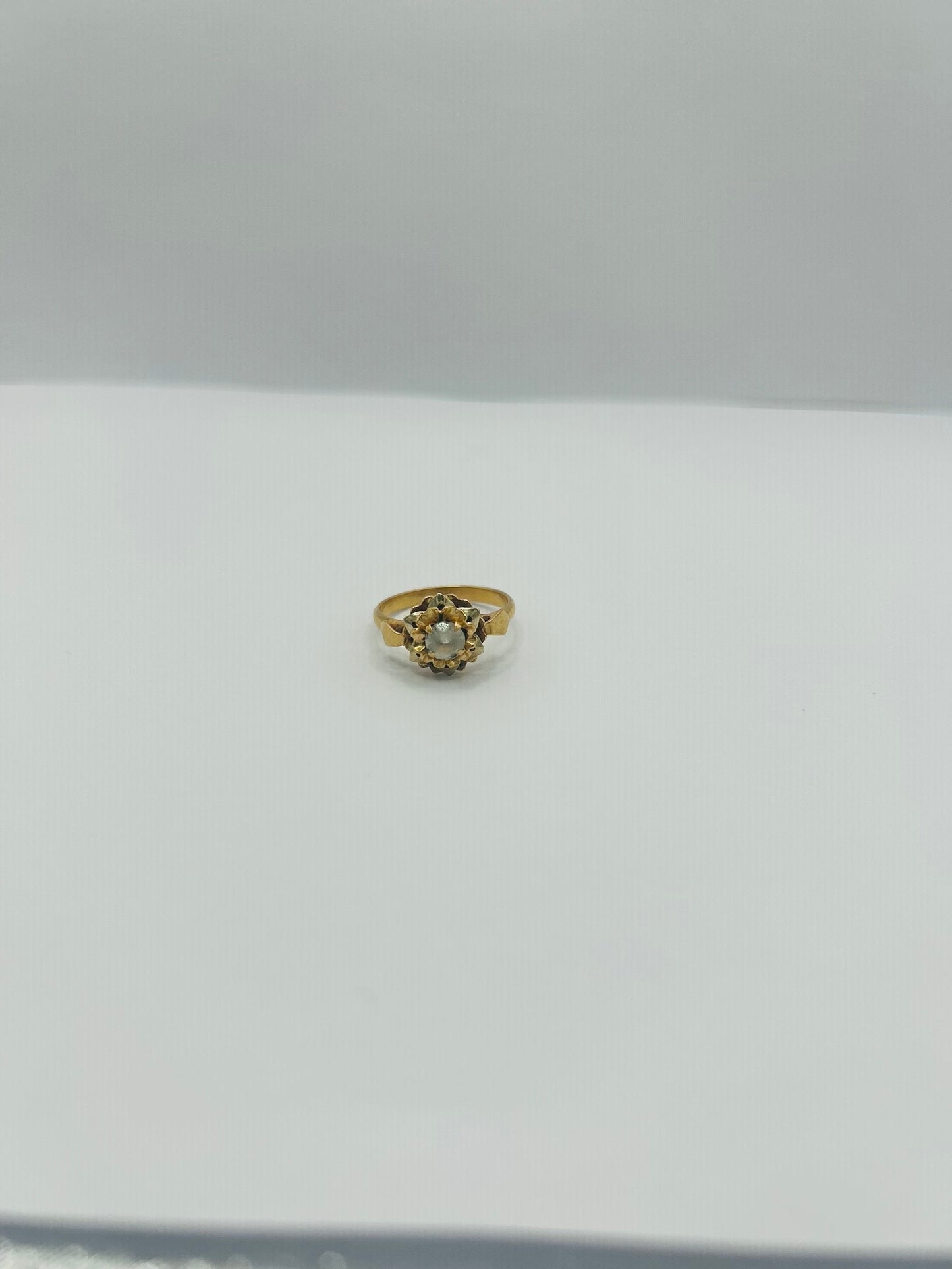 Bague en or jaune avec pierre centrale oxyde de zirconium