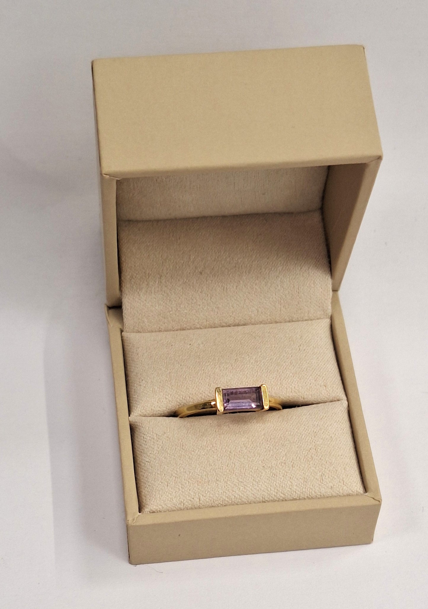 Bague en or jaune 18k avec améthyste naturelle