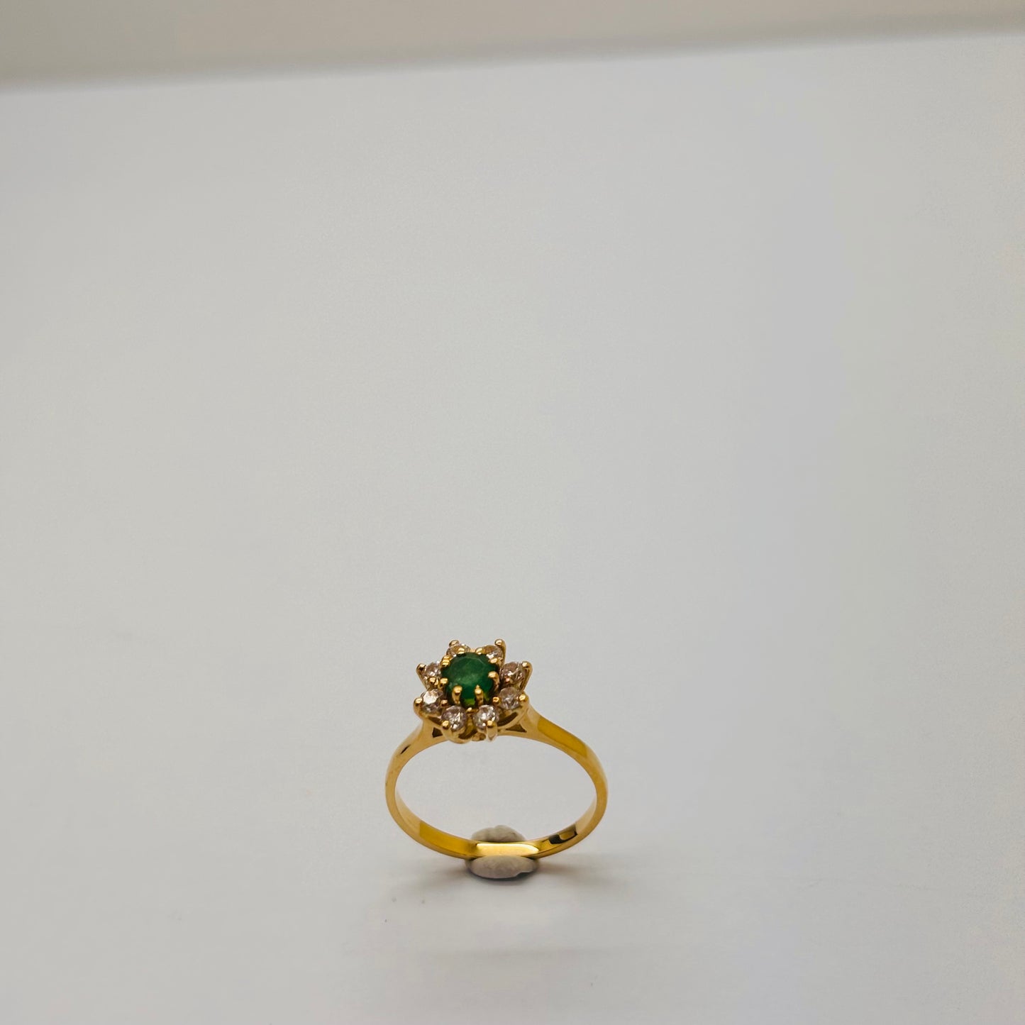 Bague Marguerite en Or Jaune 18 Carats avec Emeraude - 3.39 Grs