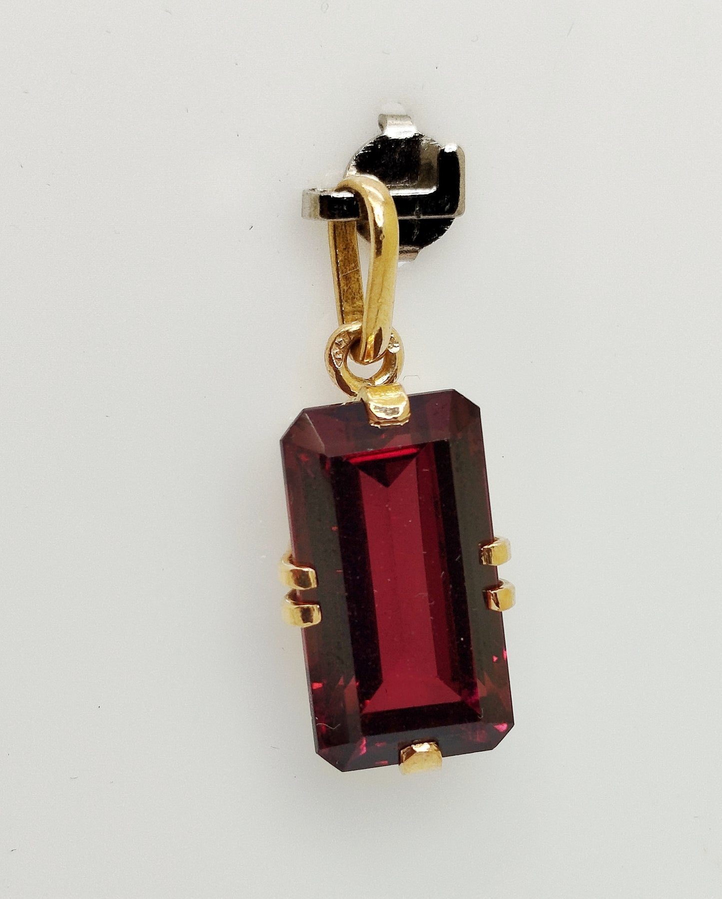 Pendentif en grenat et or jaune 18K 3.83