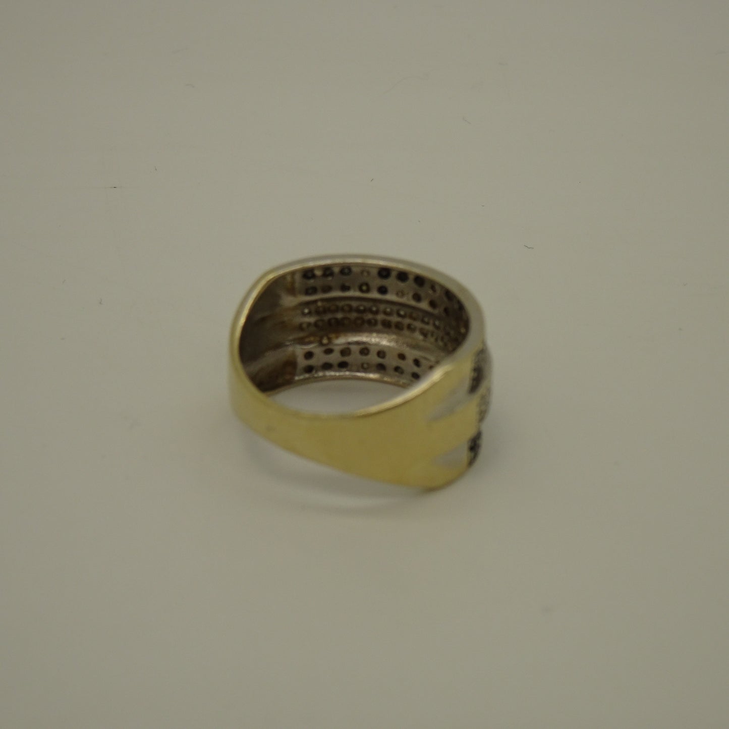 Bague en Or Gris 18K avec Pavage de Diamants