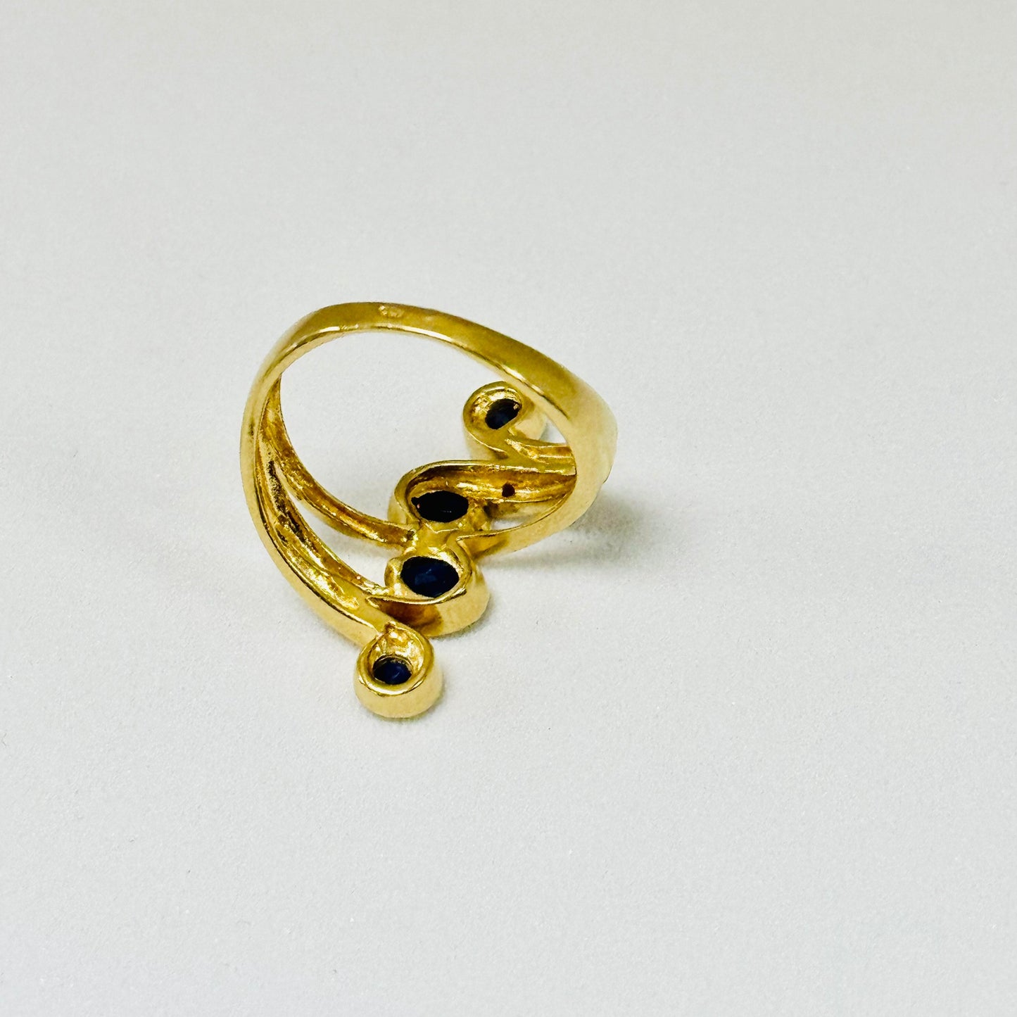 Bague ancienne en or jaune 18 carats avec 3 pierres – Taille 50