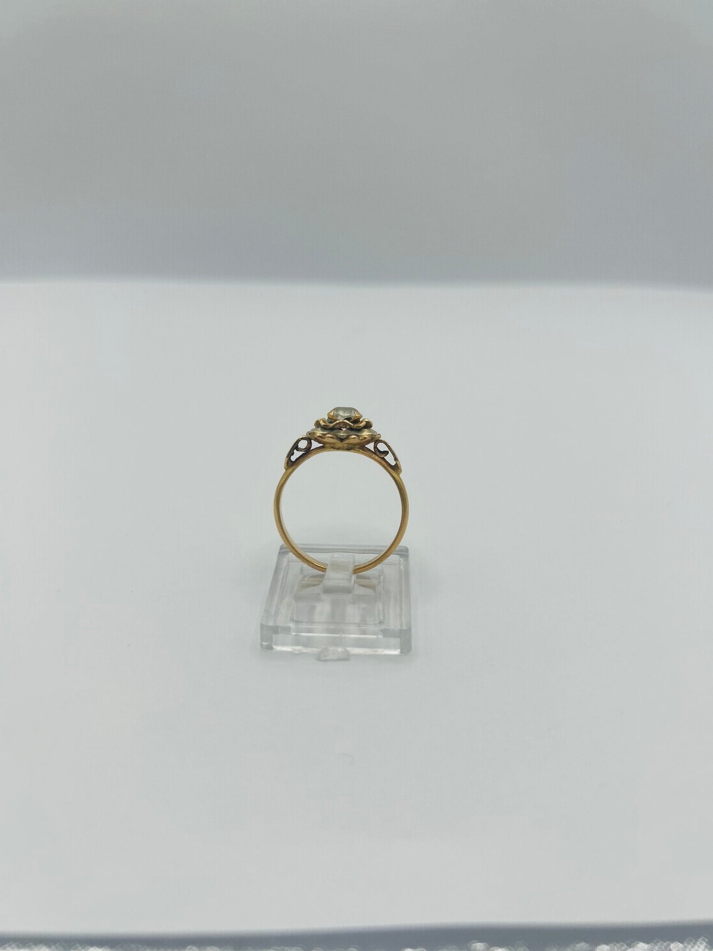 Bague en or jaune avec pierre centrale oxyde de zirconium