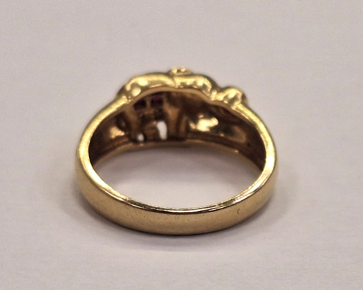 Bague en Or jaune 18K avec éléphant et pierres précieuses