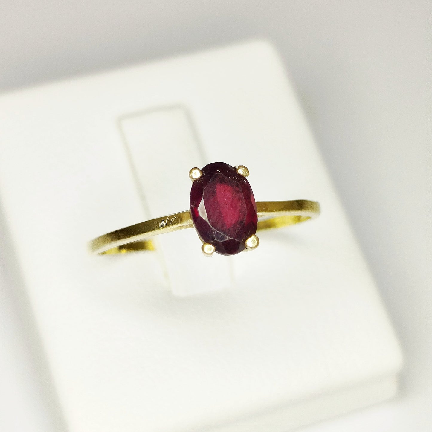 Bague en or jaune 18 carats avec grenat – T 58