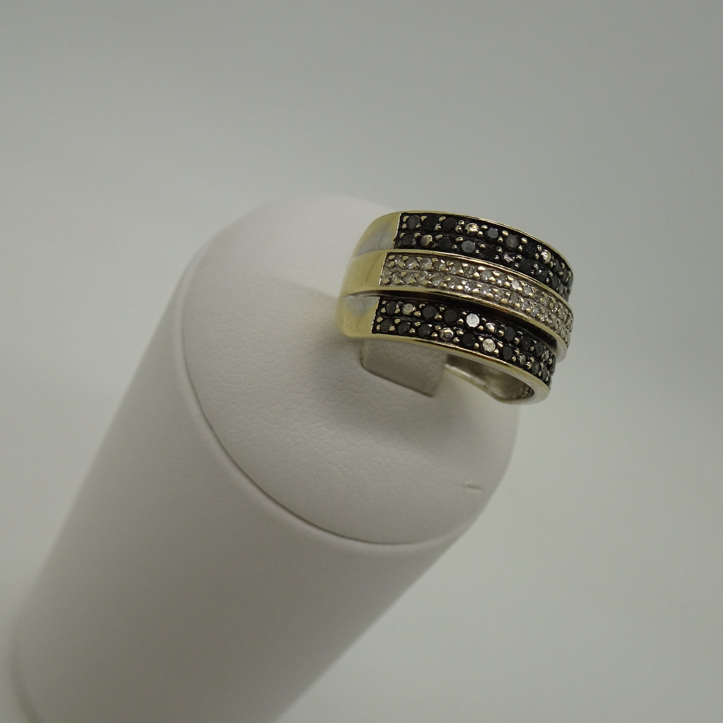 Bague en Or Gris 18K avec Pavage de Diamants