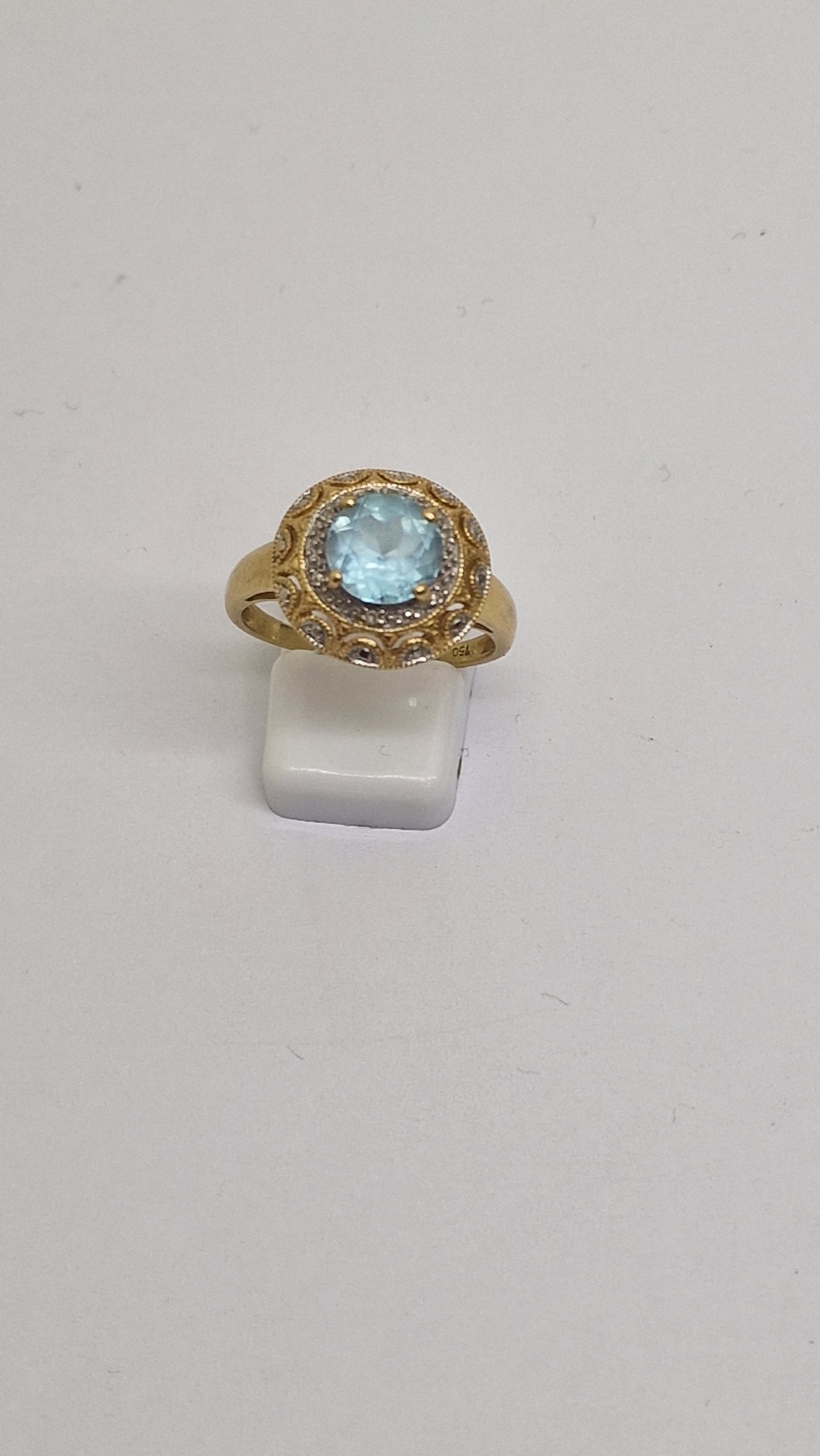 Bague en Or jaune 18K avec Aigue Marine