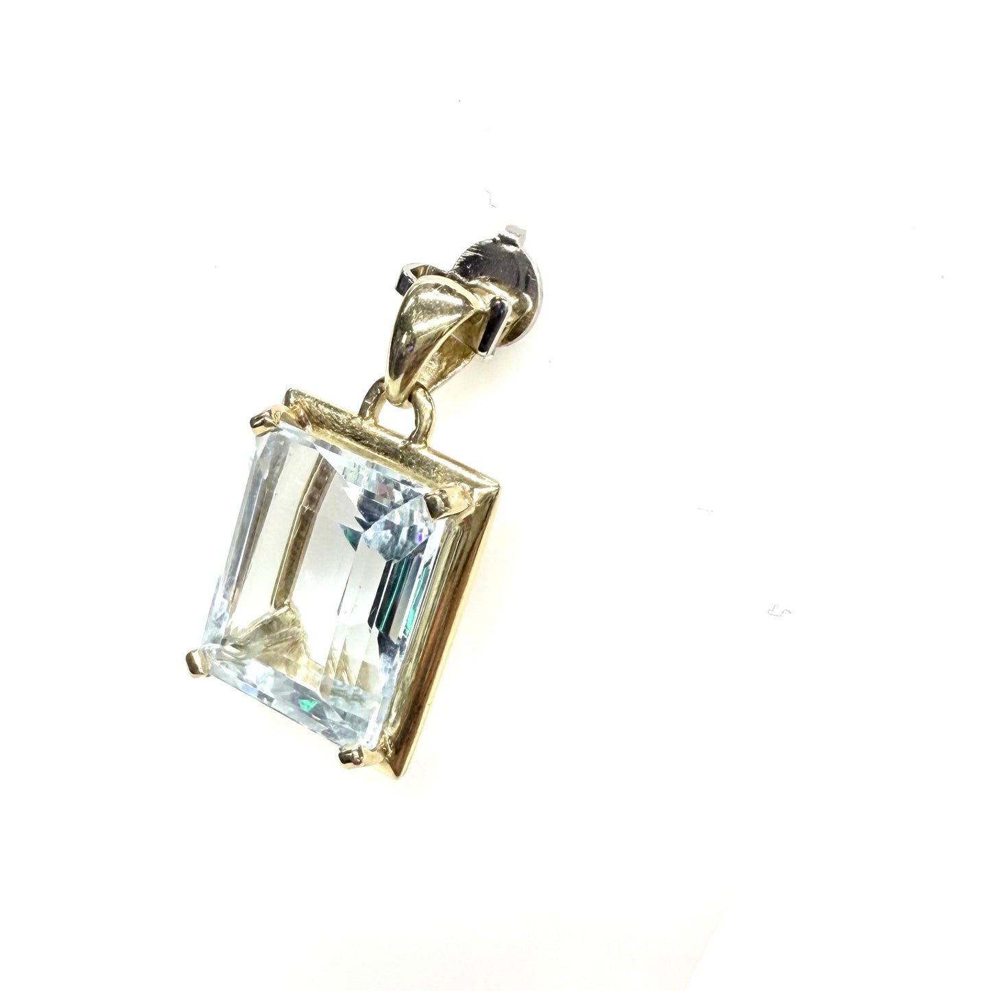 Pendentif en or jaune 18k avec Aigue-Marine