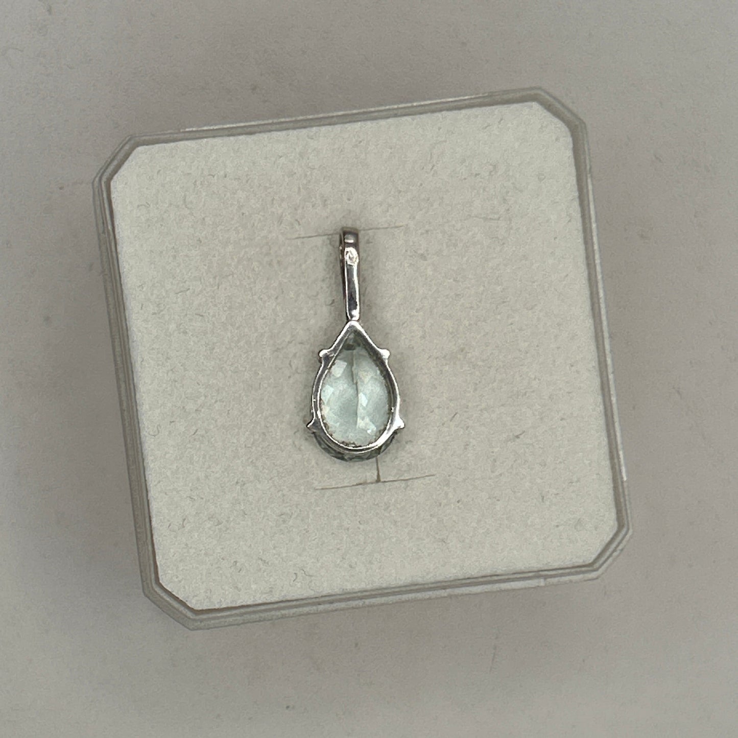 Pendentif Médaille Aigue Marine en Or Gris 18 Carats