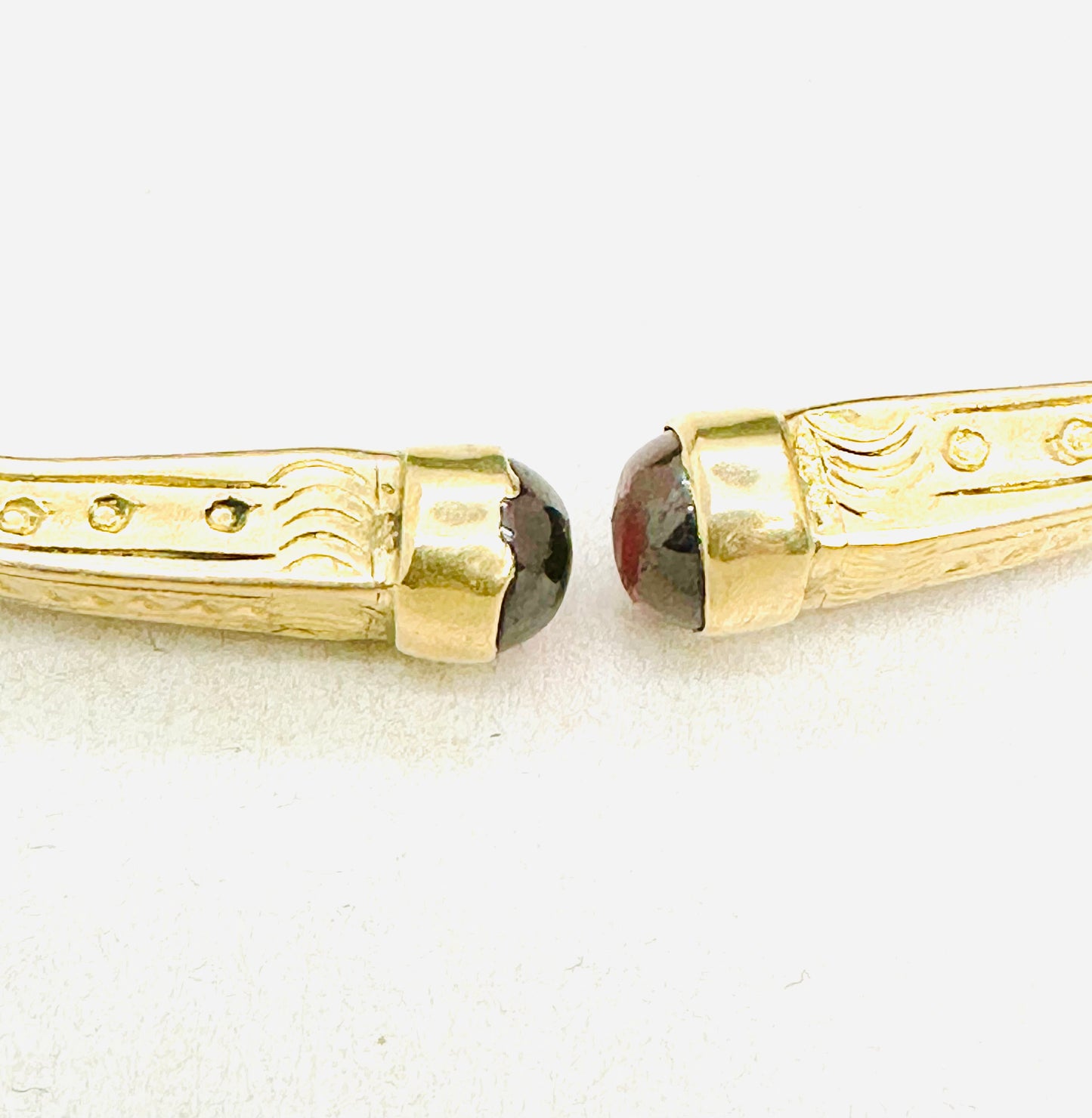 Jonc malgache en Or jaune 18K et pierres rouges