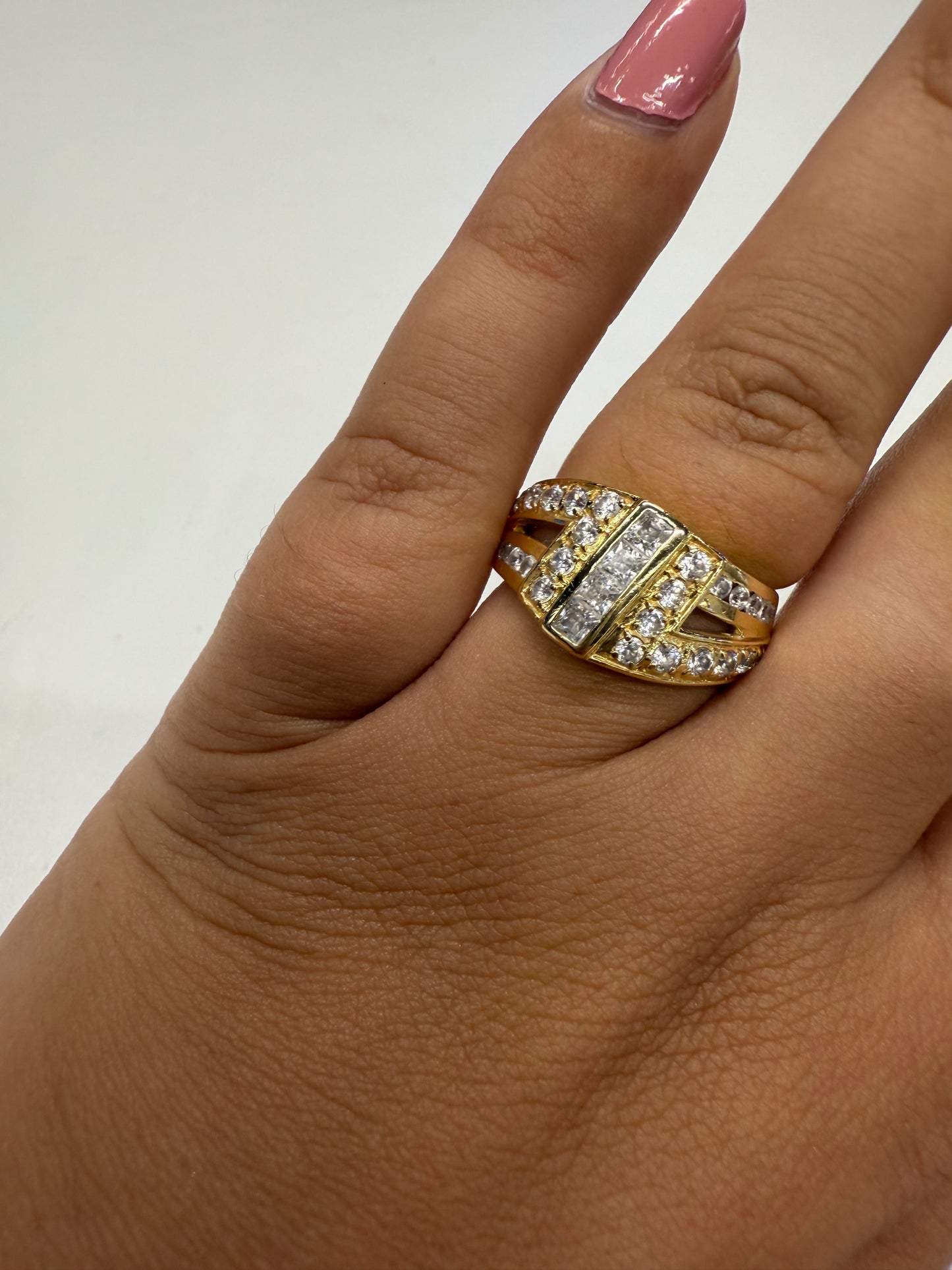 Bague empierrée en Or jaune 18K