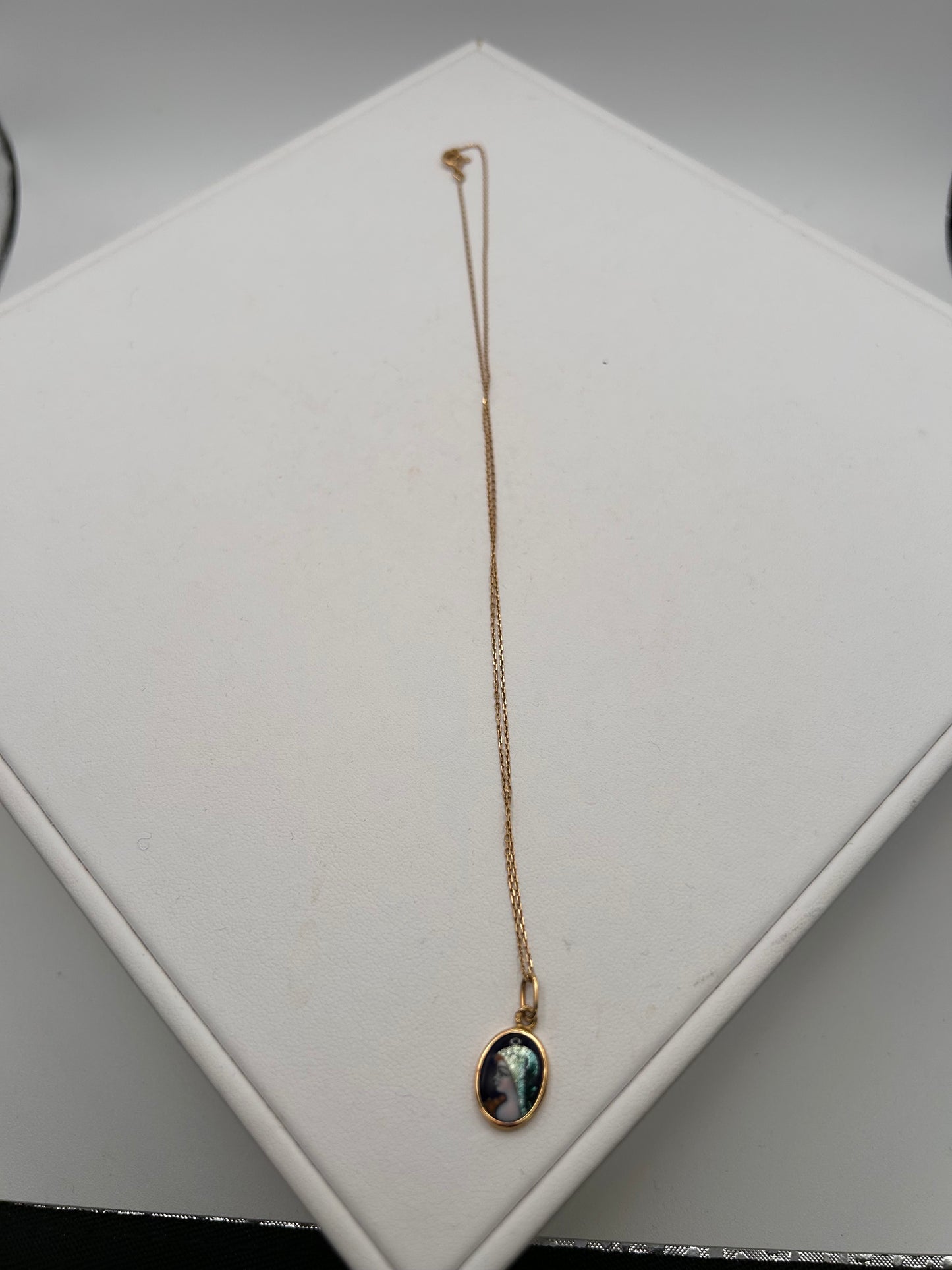 Collier Princesse en Or Jaune 18K avec Médaillon en Émail - L 39 Cm