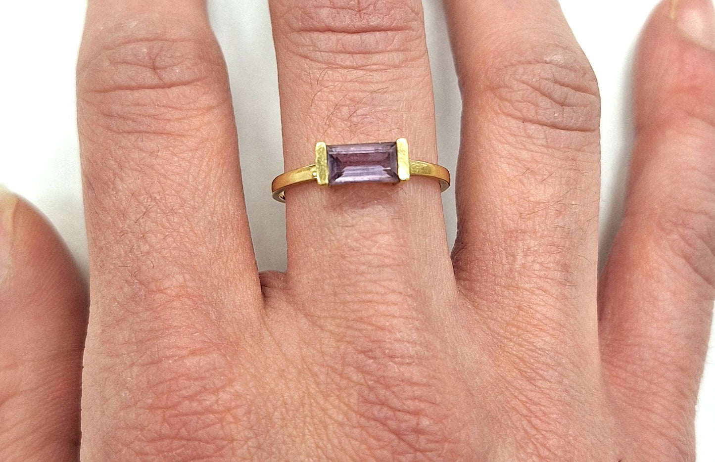 Bague en or jaune 18k avec améthyste naturelle