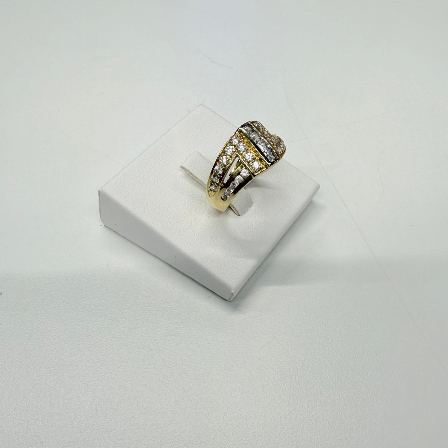 Bague empierrée en Or jaune 18K