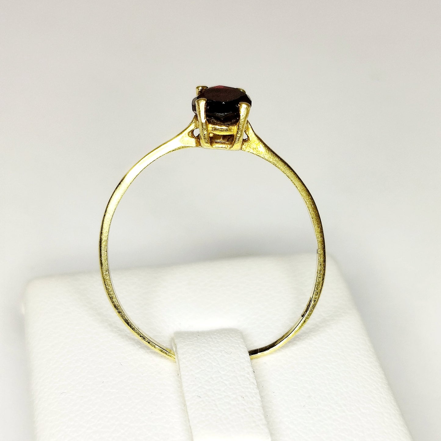 Bague en or jaune 18 carats avec grenat – T 58