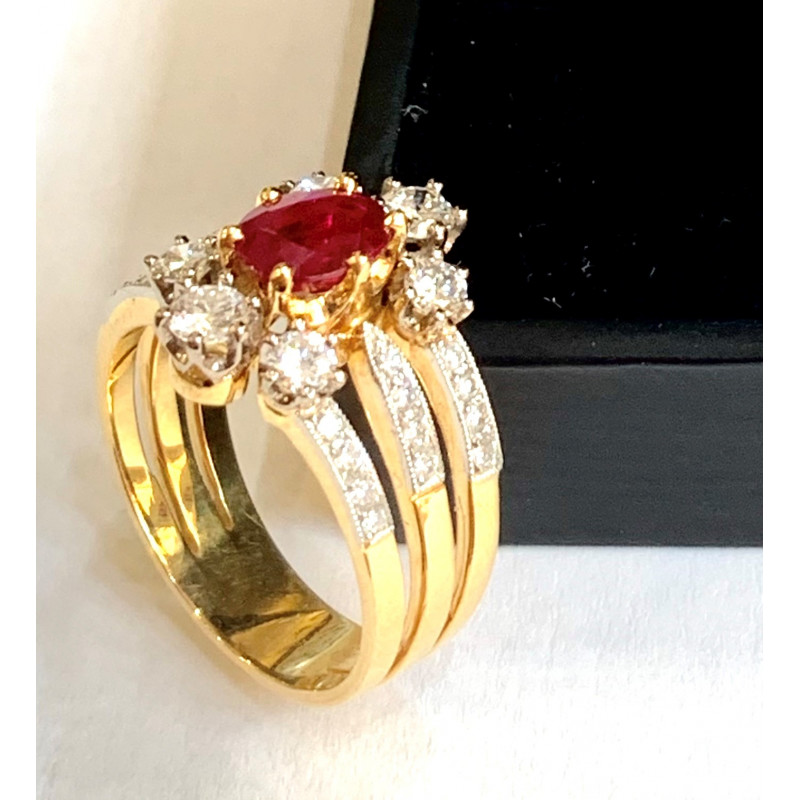 Tr s belle bague  en Or jaune 18k avec diamants et pierre rouge 