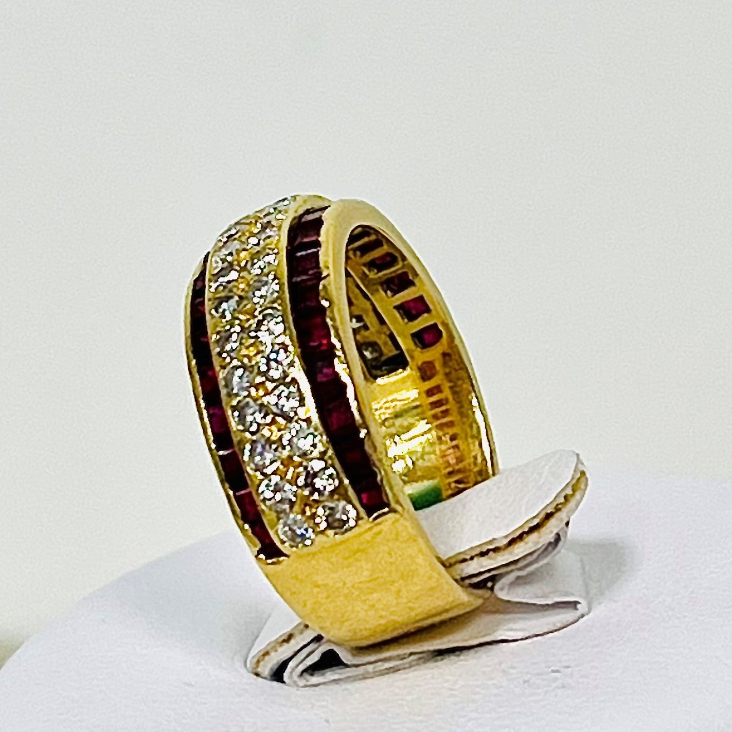 Bague Or Jaune avec Rubis et Diamants