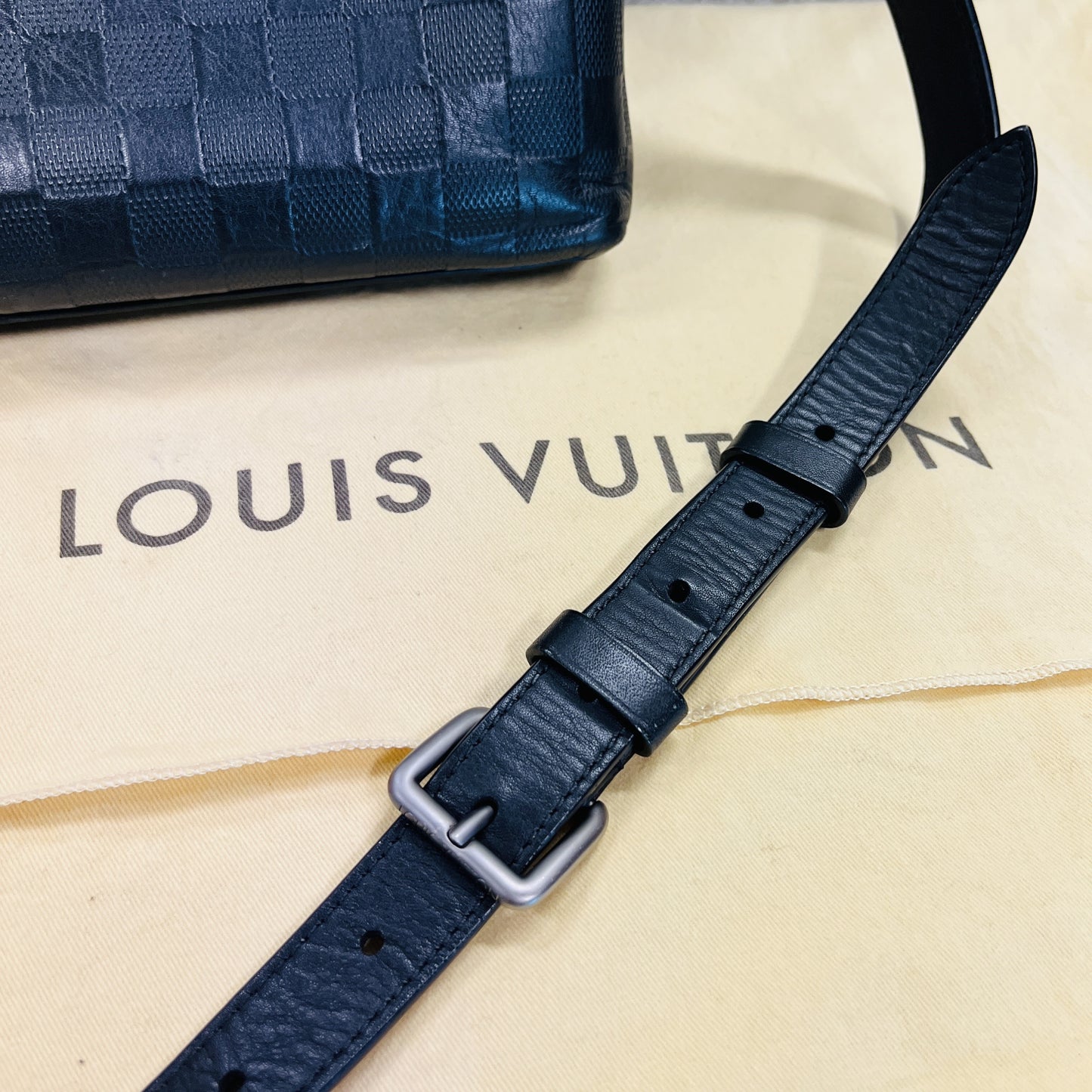 Pochette Louis Vuitton District Infini