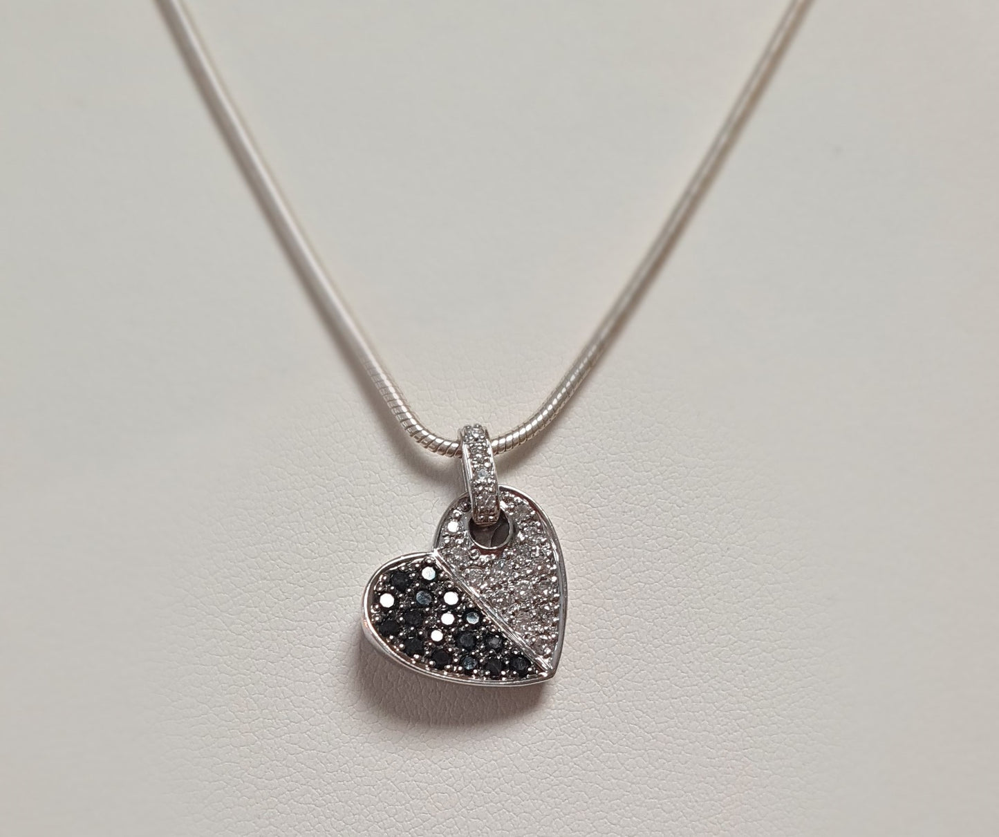 Pendentif Coeur Diamants noirs et Blancs