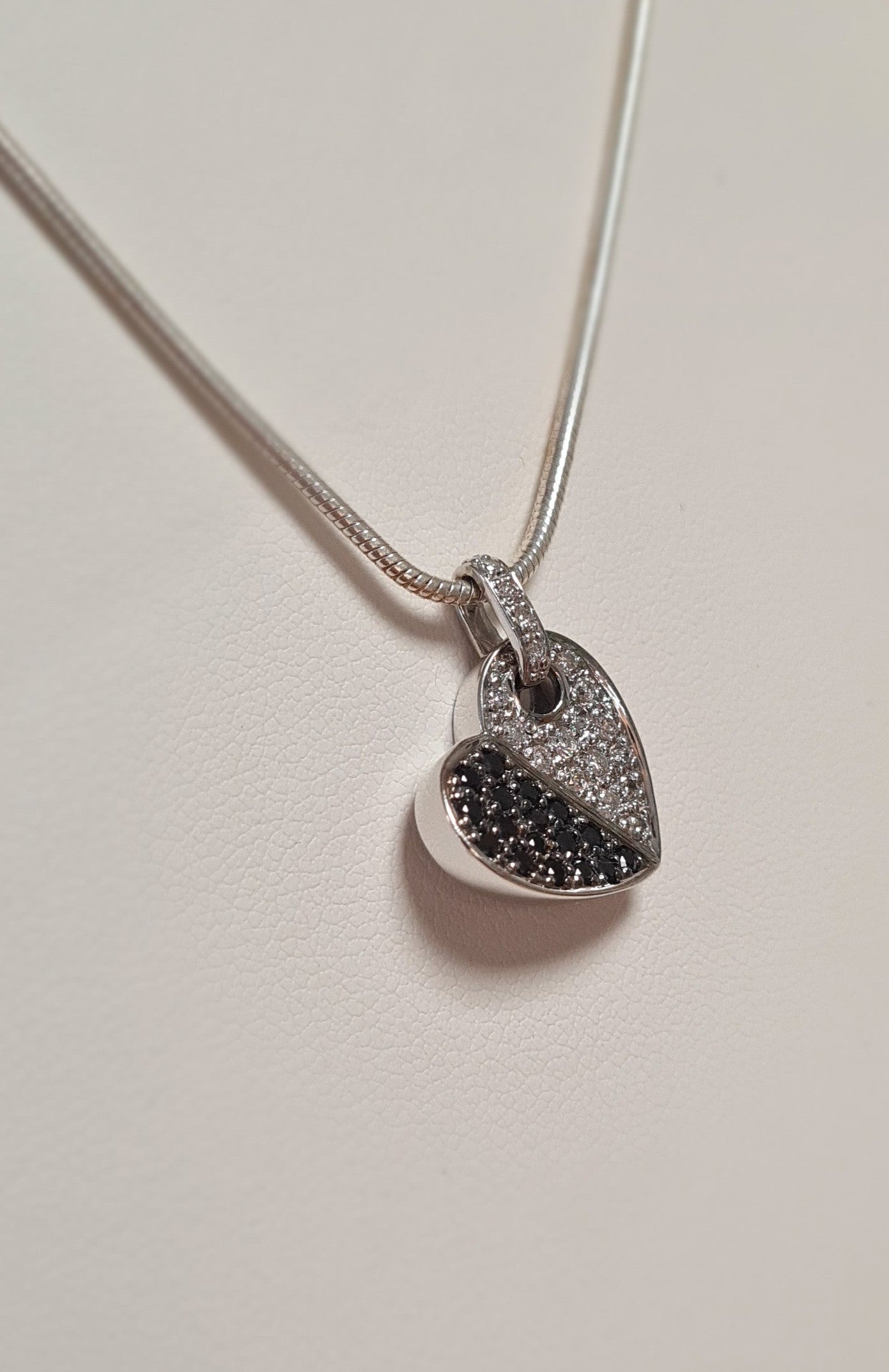 Pendentif Coeur Diamants noirs et Blancs