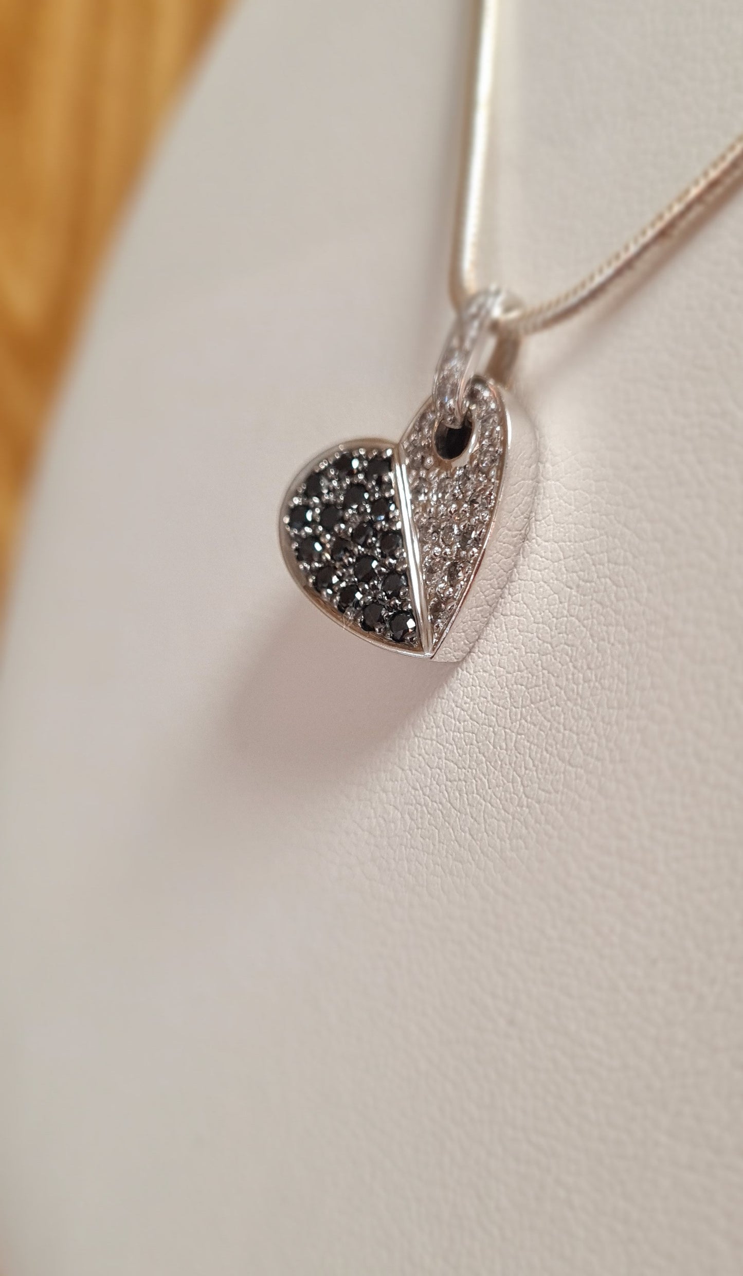 Pendentif Coeur Diamants noirs et Blancs