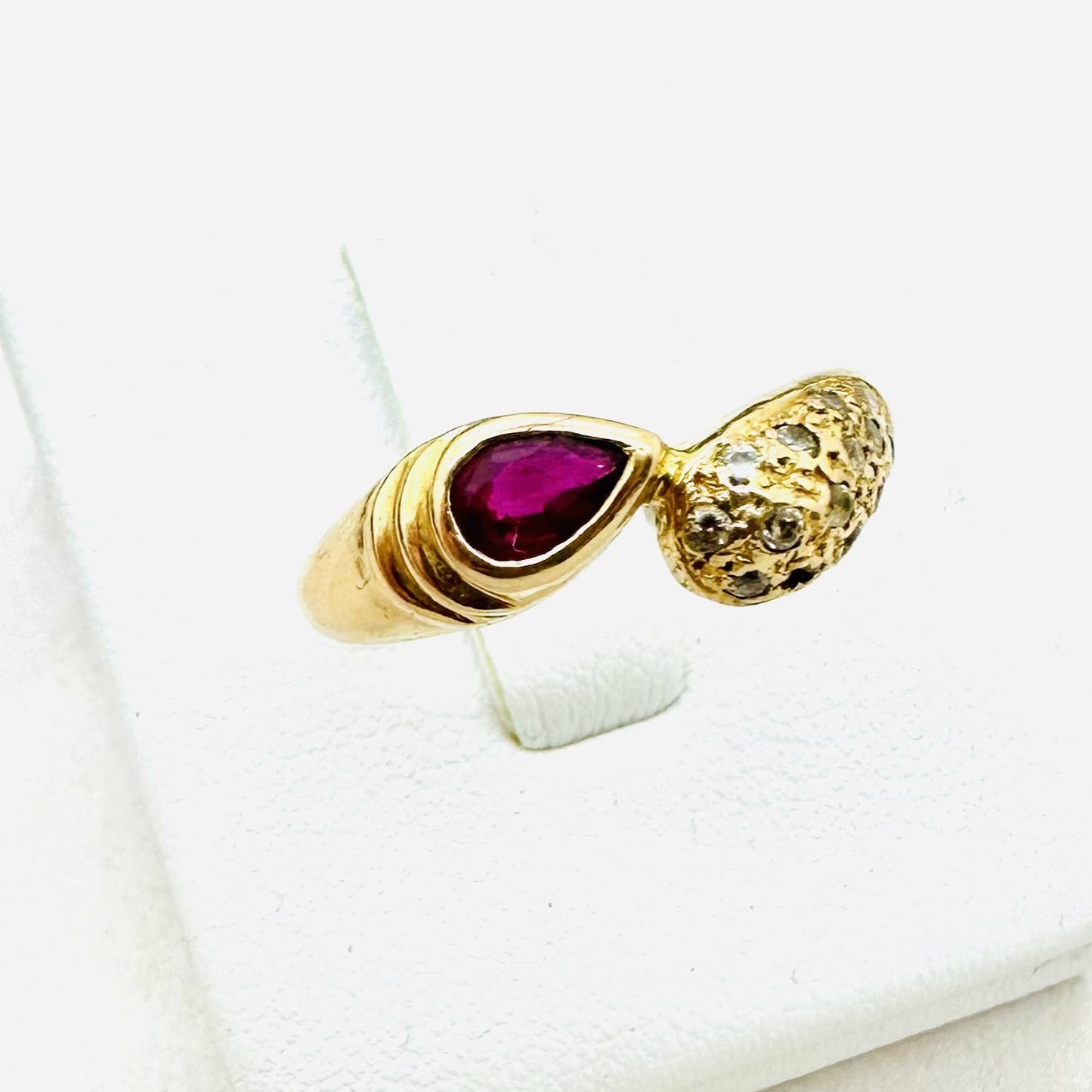 Bague Or Jaune avec Oxydes et Pierre Rose