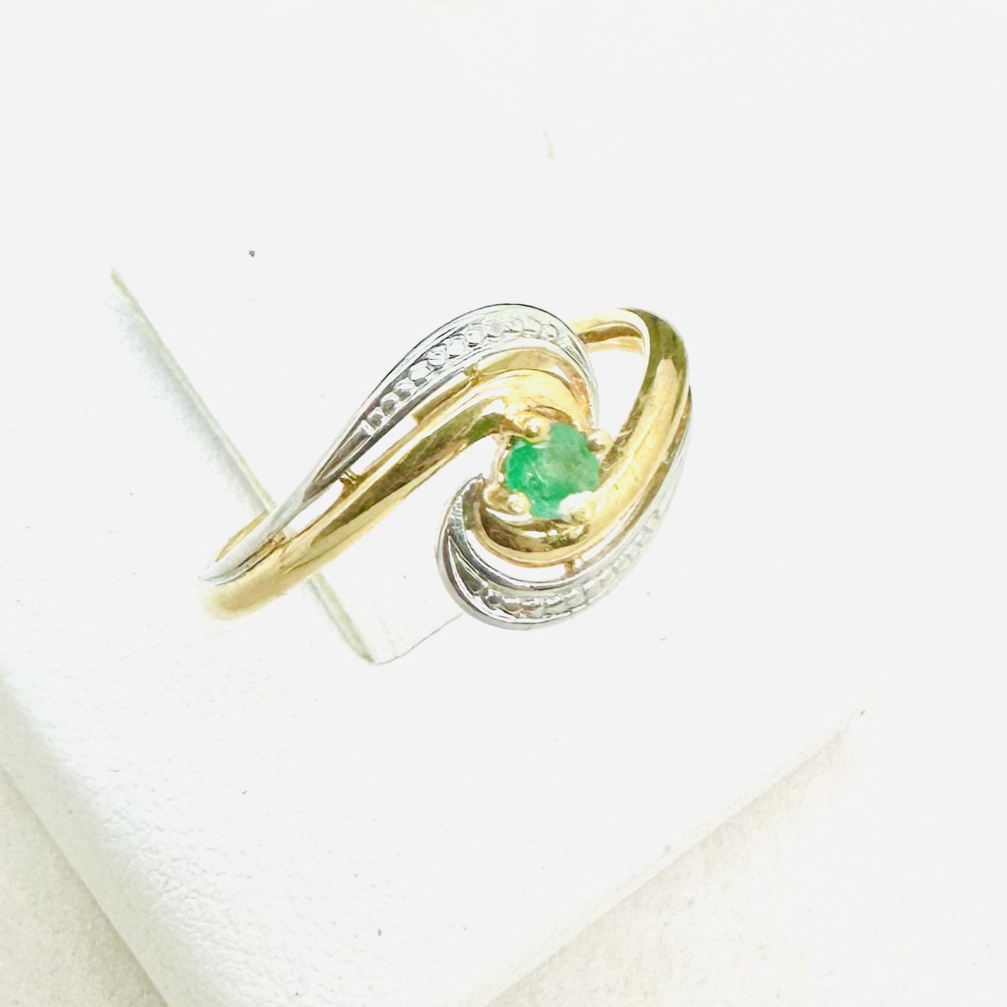 Bague Or avec Oxydes et Pierre Verte