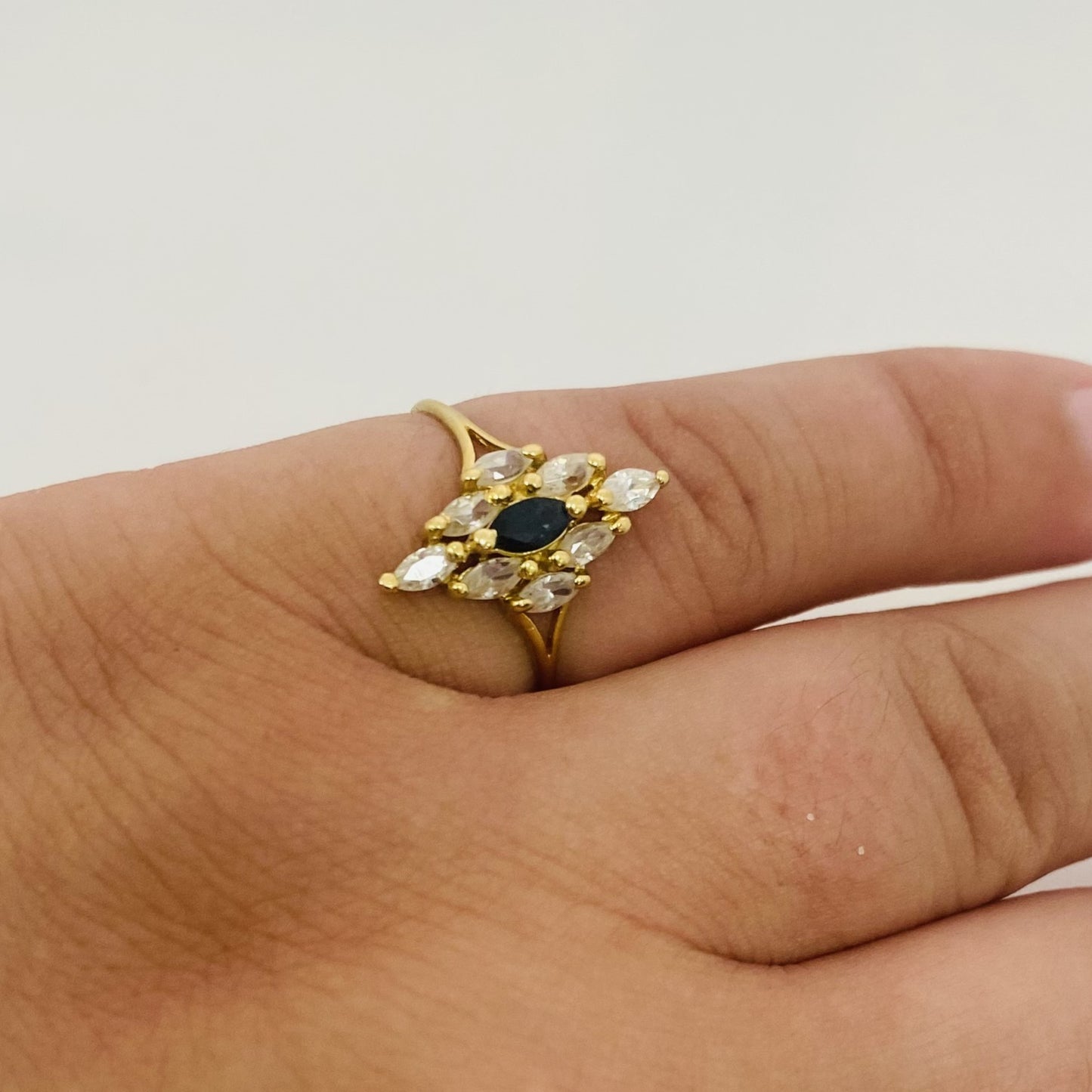 Bague Marquise avec oxydes et saphir