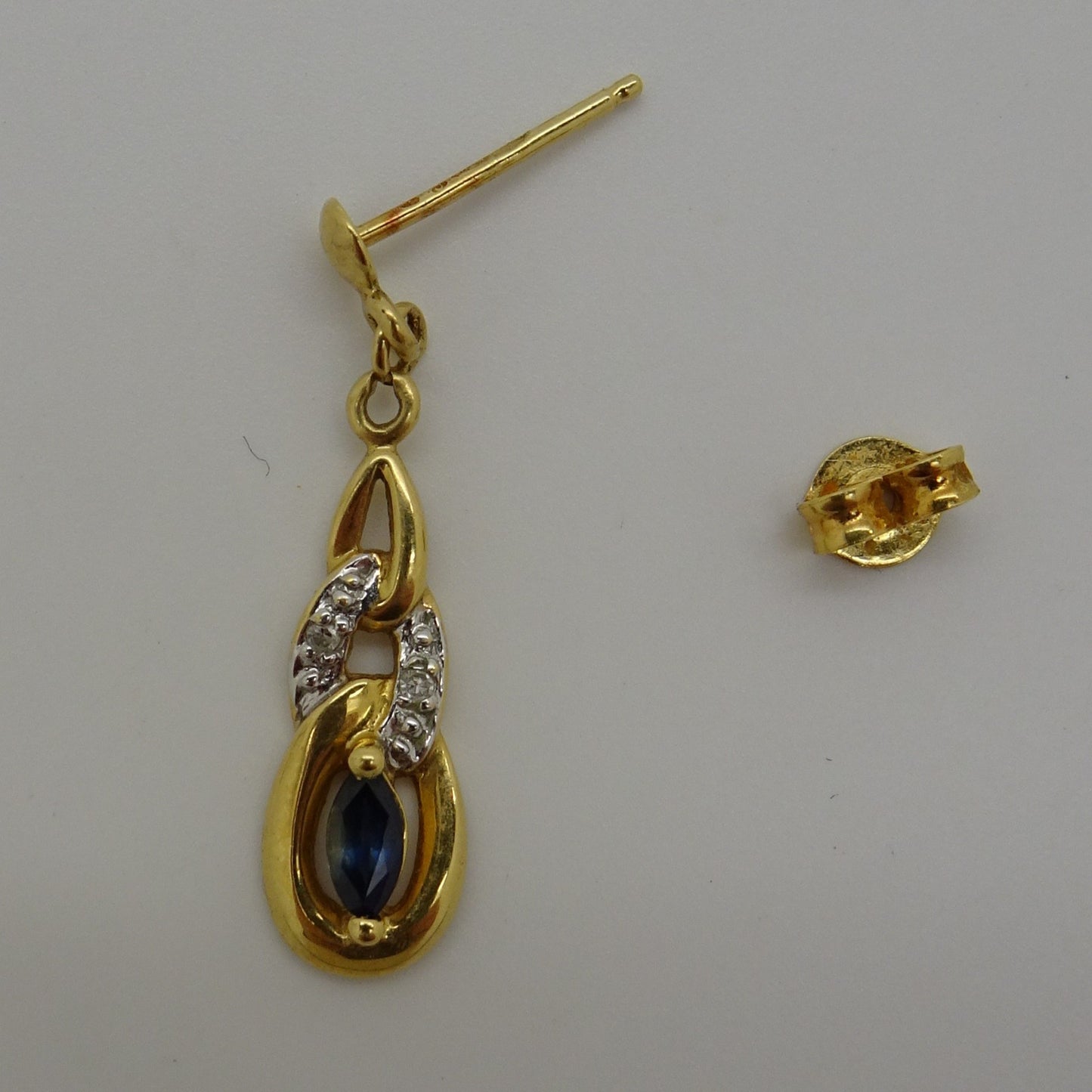 Boucles d'oreilles avec saphir et oxydes