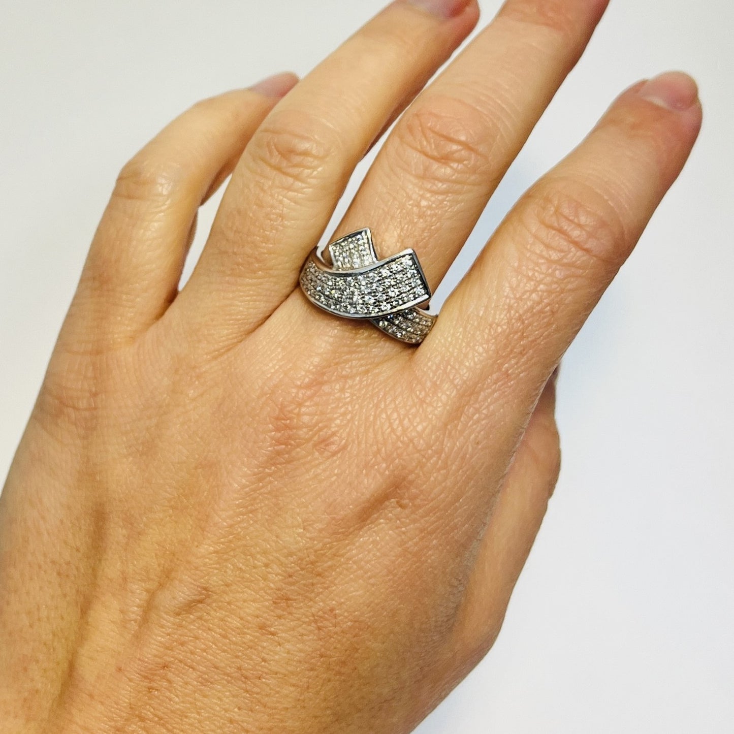 Bague or croisée avec diamants